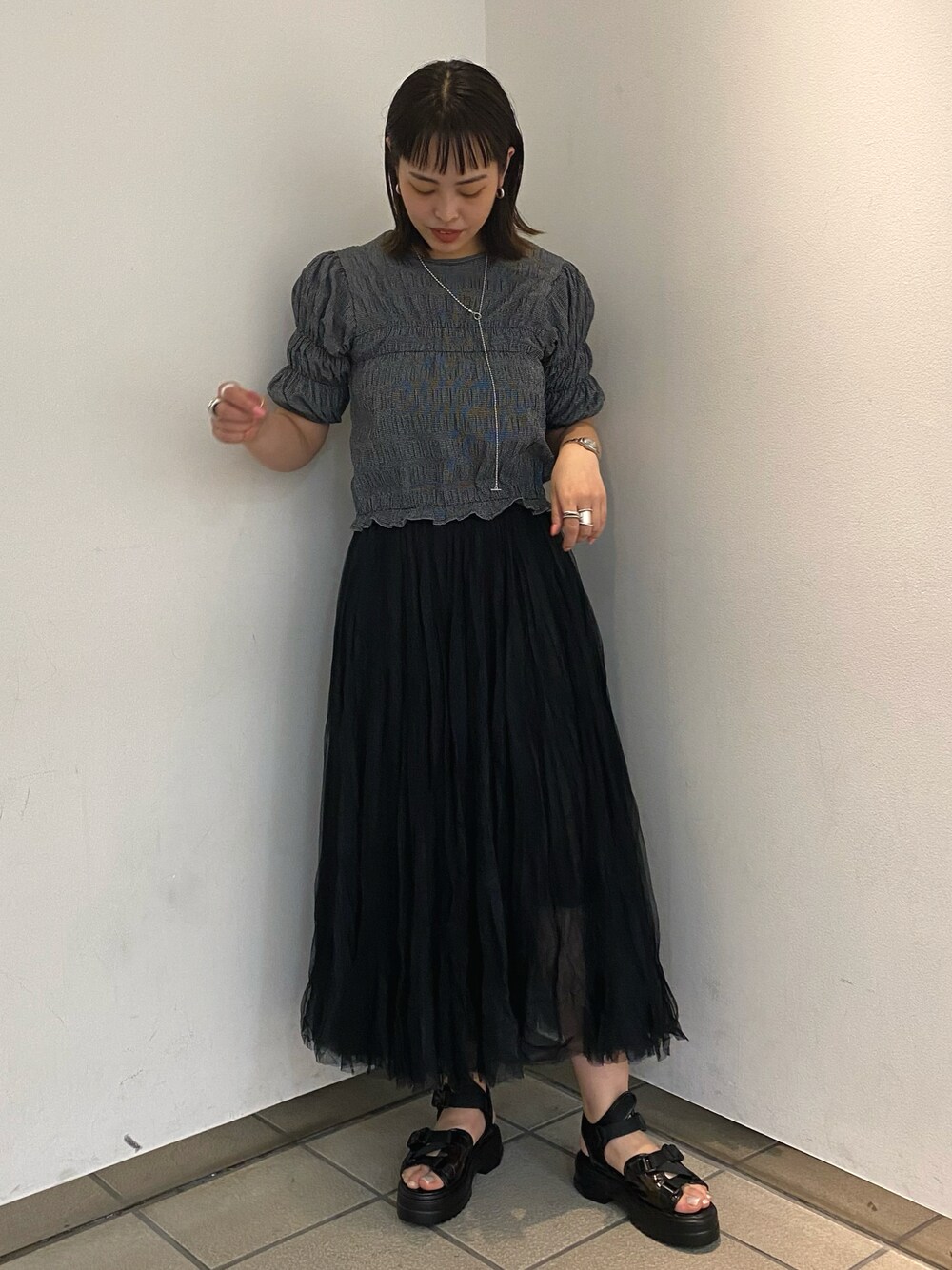 「COOLなこのコが仲間入り、大人カジュアル、ギンガムチェック、休日スタイル、チュールスカート、夏セールで買いました、スポーツサンダル、大人コーデ、ボリューム袖、大人女子」｜「AS KNOW AS PINKYのたっぷりチュールスカート（スカート、ブラック系）」を使った、chisatoyamamotoさん（レディース・169cm）の夏コーディネートの1枚目の写真
