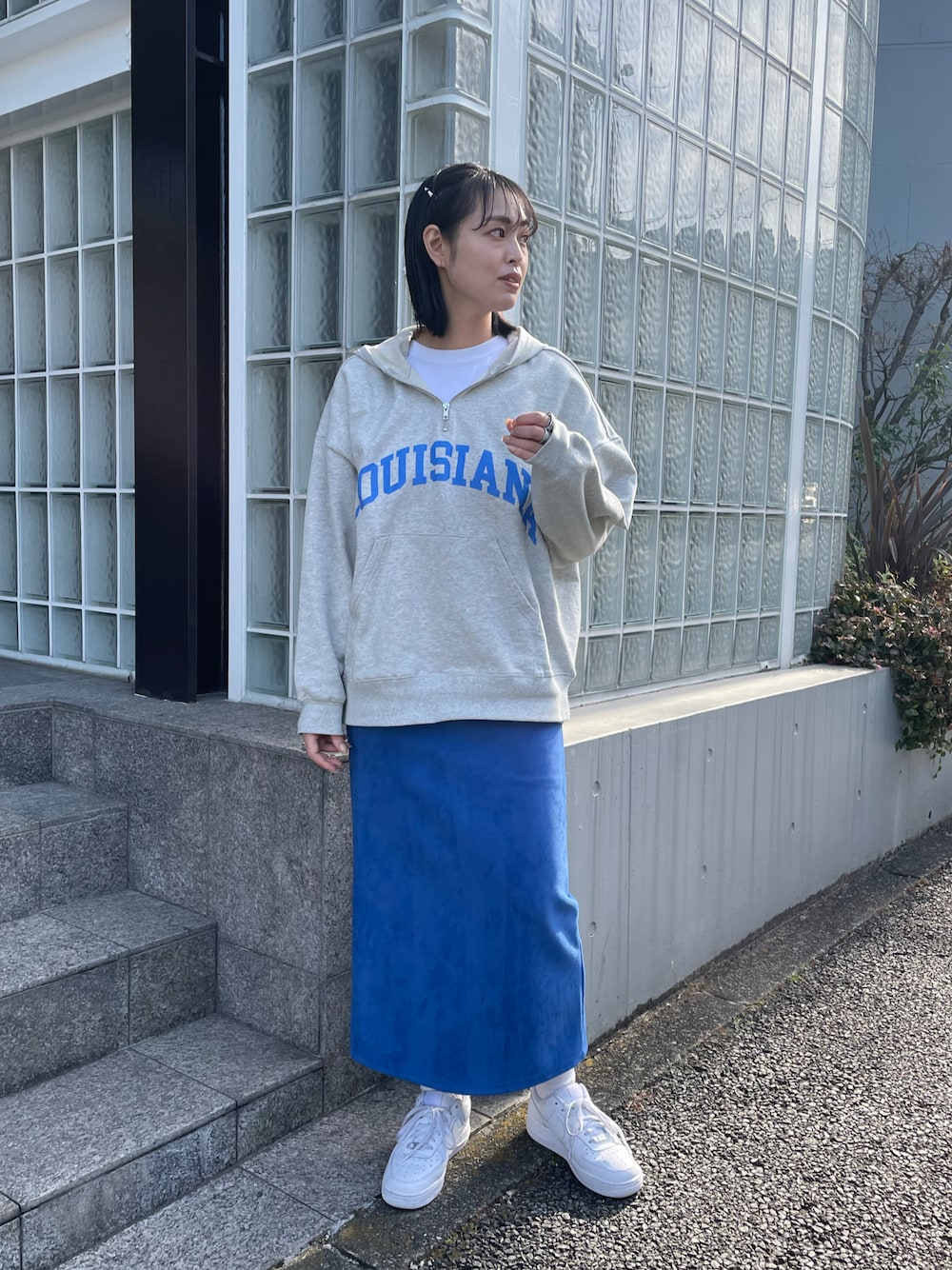 「エアフォースワン、スニーカーコーデ、ビッグシルエット、タイトスカート、ボリューム袖、シンプルコーデ、オトナカジュアル、オトナ女子、カジュアルコーデ、パーカー、ハーフジップ、高身長コーデ」｜「AS KNOW AS PINKYのハーフジップ 楽しみロゴフーディ（パーカー、グレー系）」を使った、chisatoyamamotoさん（レディース・169cm）の冬コーディネートの1枚目の写真
