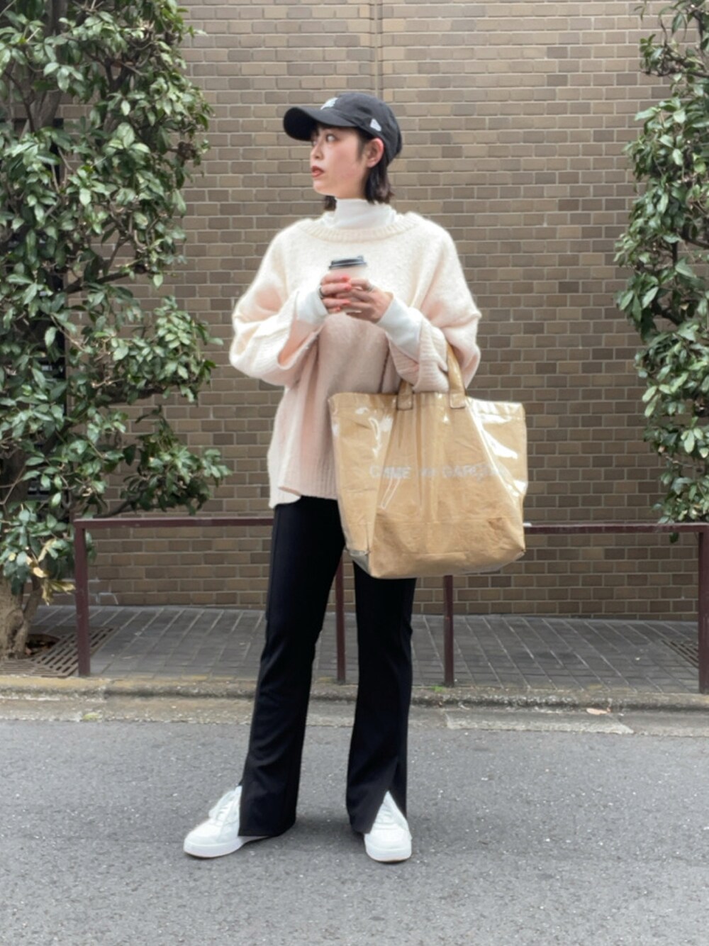 「あったかコーデ、ootd、キャップ、ビッグシルエット、きれいめカジュアル、コムデギャルソン、フレアパンツ、チョコ色に染まれ、モノトーンコーデ、帽子、オトナ女子、シンプルコーデ」｜「AS KNOW AS PINKYのアイテム（パンツ、ブラック系）」を使った、chisatoyamamotoさん（レディース・169cm）の冬コーディネートの1枚目の写真