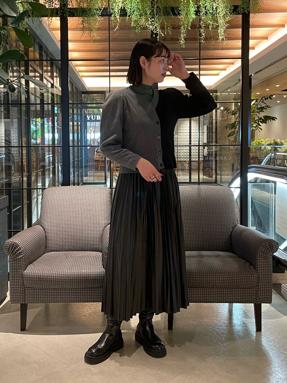 「シンプルコーデ、オトナカジュアル、オトナ女子、ootd、カーディガン、バイカラー、カラーパレット、プリーツスカート、ボリューム袖、レザースカート、シアートップス、シアータートル」｜「AS KNOW AS PINKYのエコレザープリーツスカート（スカート、ブラック系）」を使った、chisatoyamamotoさん（レディース・169cm）の冬コーディネートの1枚目の写真