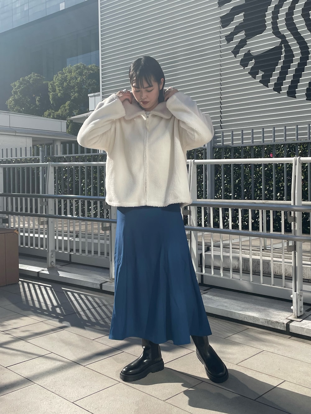 「オトナカジュアル、オトナ女子、ボアジャケット、ボアブルゾン、あったかコーデ、フレアスカート、マーメイドスカート、カジュアルコーデ、ロングブーツ、サイドゴアブーツ」｜「AS KNOW AS PINKYのボアボア カラー触って ボアブルゾン（ブルゾン、ホワイト系）」を使った、chisatoyamamotoさん（レディース・169cm）の冬コーディネートの1枚目の写真