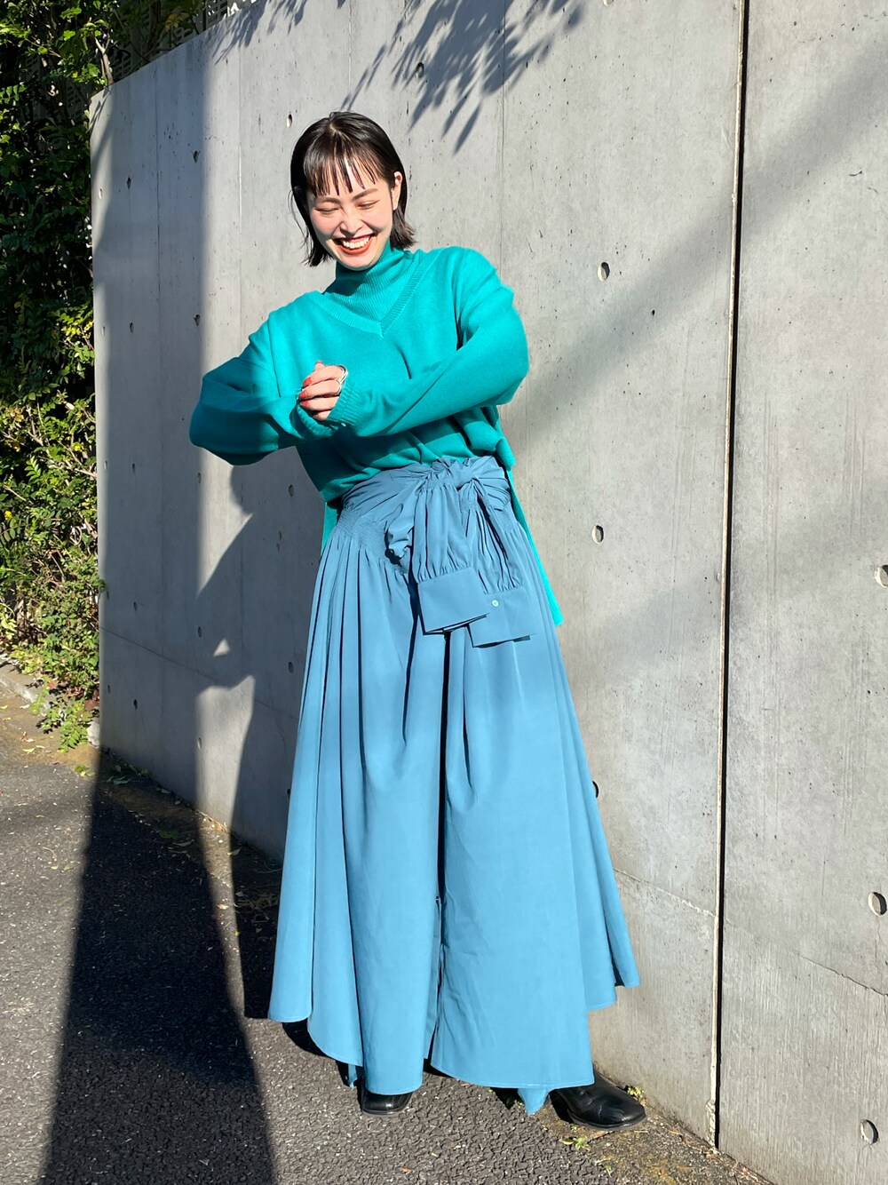 「休日コーデ、シャツワンピース、ブーツ、休日スタイル、大人女子、冬コーデ、オトナカジュアル、シャツワンピ、ロングスカート、タートルネック、タートルネックニット、ターコイズブルー、ブルーコーデ」｜「AS KNOW AS PINKYの着まわしてセパレートプルオーバー（ニット/セーター、ブルー系）」を使った、chisatoyamamotoさん（レディース・169cm）の秋コーディネートの1枚目の写真