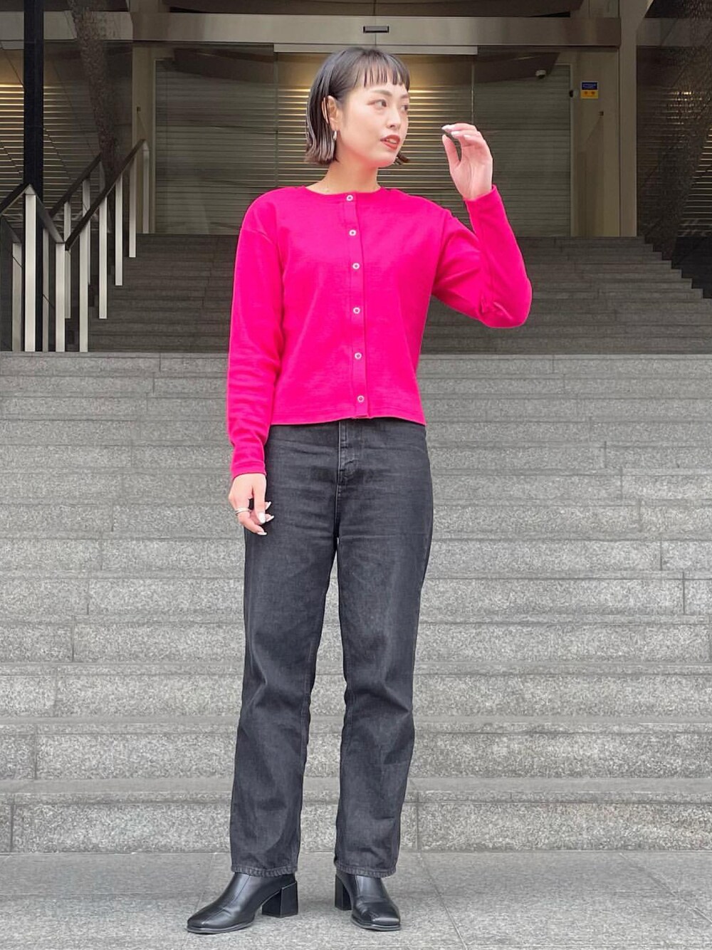 「秋コーデ、カーディガン、シンプルコーデ、大人カジュアル、秋服準備はじめました、大人かわいい、ピンクコーデ、フューシャピンク、コンパクトトップス、ootd、ショートブーツ」｜「AS KNOW AS PINKYのアイテム（デニムパンツ、ブラック系）」を使った、chisatoyamamotoさん（レディース・169cm）の秋コーディネートの1枚目の写真