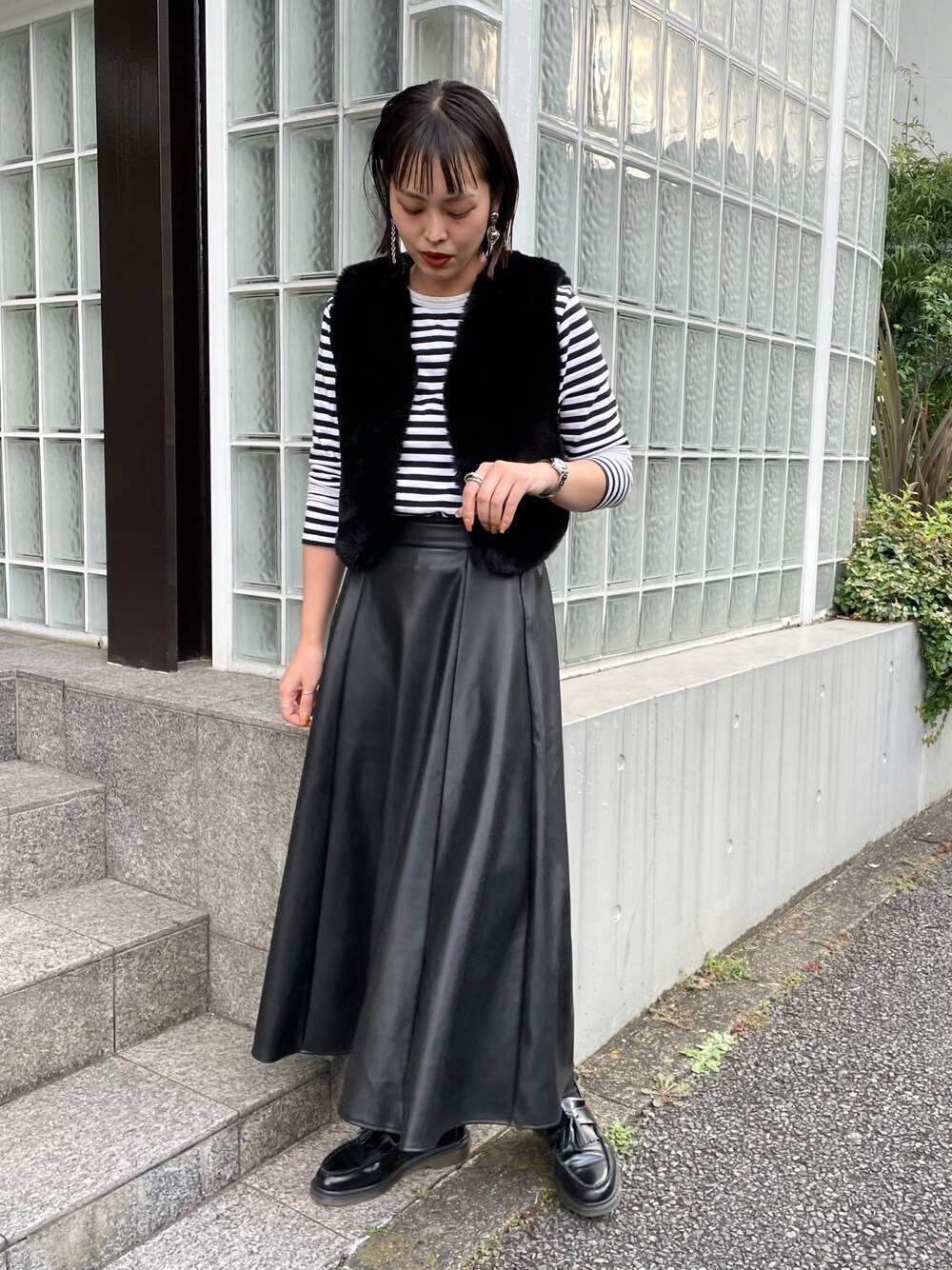 「休日コーデ、ベスト、ローファー、冬コーデ、レザースカート、大人女子、オトナ女子、ボーダー、ファーベスト、モノトーンコーデ、黒」｜「AS KNOW AS PINKYのアイテム（スカート、ブラック系）」を使った、chisatoyamamotoさん（レディース・169cm）の秋コーディネートの1枚目の写真