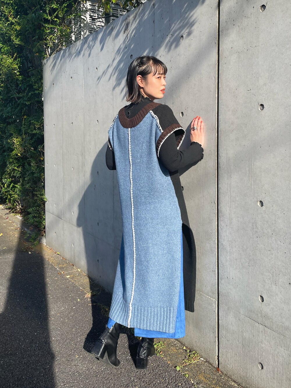 「ショートブーツ、カラーパレット、レイヤードスタイル、スクエアトゥ、ニットベスト、オトナカジュアル、オトナ女子、あったかコーデ、シンプルコーデ、ボリューム袖、ロングベスト」｜「AS KNOW AS plusのスクエアストレッチブーツ（ブーツ、ブラック系）」を使った、chisatoyamamotoさん（レディース・169cm）の冬コーディネートの1枚目の写真