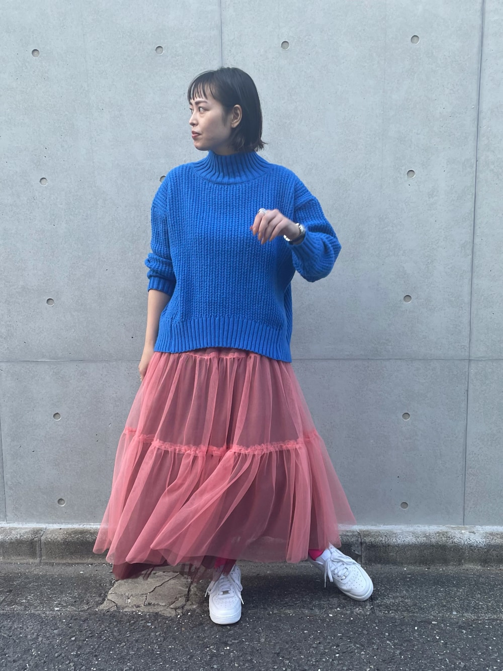 「休日コーデ、白スニーカー、カジュアル、ボリューム袖、ニット、カラーニット、チュールスカート、冬コーデ、NIKE AIR FORCE、NIKE、エアフォースワン」｜「AS KNOW AS PINKYの贅沢ふわもっち カラーニットプルオーバー（ニット/セーター、ブルー系）」を使った、chisatoyamamotoさん（レディース・169cm）の秋コーディネートの1枚目の写真