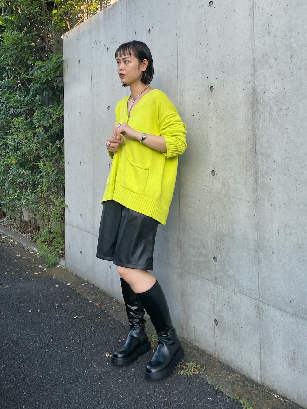 「休日コーデ、ビッグシルエット、カーディガン、バミューダパンツ、ショートパンツ、ロングブーツ、トラックソールブーツ、ゆるコーデ、レザーパンツ、蛍光イエロー、ブーツ、冬コーデ、カラーニット」｜「AS KNOW AS PINKYの2段ソール風ロングブーツ（ブーツ、ブラック系）」を使った、chisatoyamamotoさん（レディース・169cm）の秋コーディネートの1枚目の写真