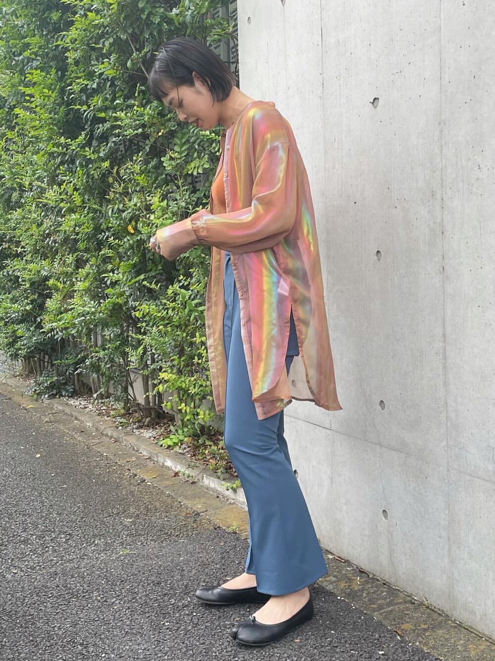 「秋コーデ、大人カジュアル、オトナ女子、秋服準備はじめました、シアーシャツ、レインボーカラー、スラックス、ootd、タビシューズ、きれいめカジュアル、ビッグシルエット」｜「Maison MargielaのMaison Margiela 「タビ」バレエシューズ（バレエシューズ、ブラック系）」を使った、chisatoyamamotoさん（レディース・169cm）の秋コーディネートの1枚目の写真