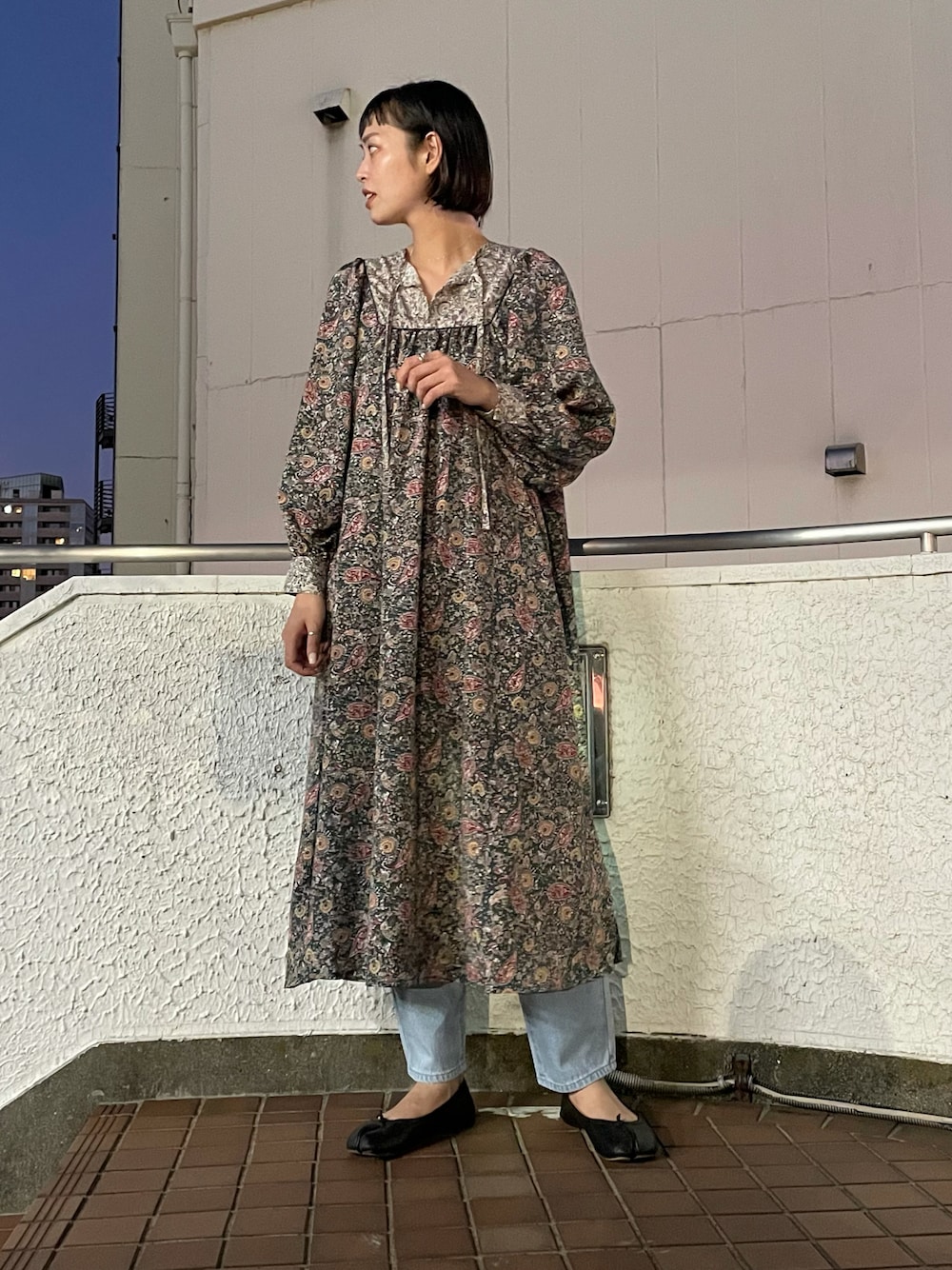 「秋コーデ、シンプルコーデ、大人カジュアル、オトナ女子、秋服準備はじめました、ワンピース、ペイズリー、レイヤードスタイル、休日スタイル」｜「AS KNOW AS PINKYのアイテム（デニムパンツ、ブルー系）」を使った、chisatoyamamotoさん（レディース・169cm）の秋コーディネートの1枚目の写真
