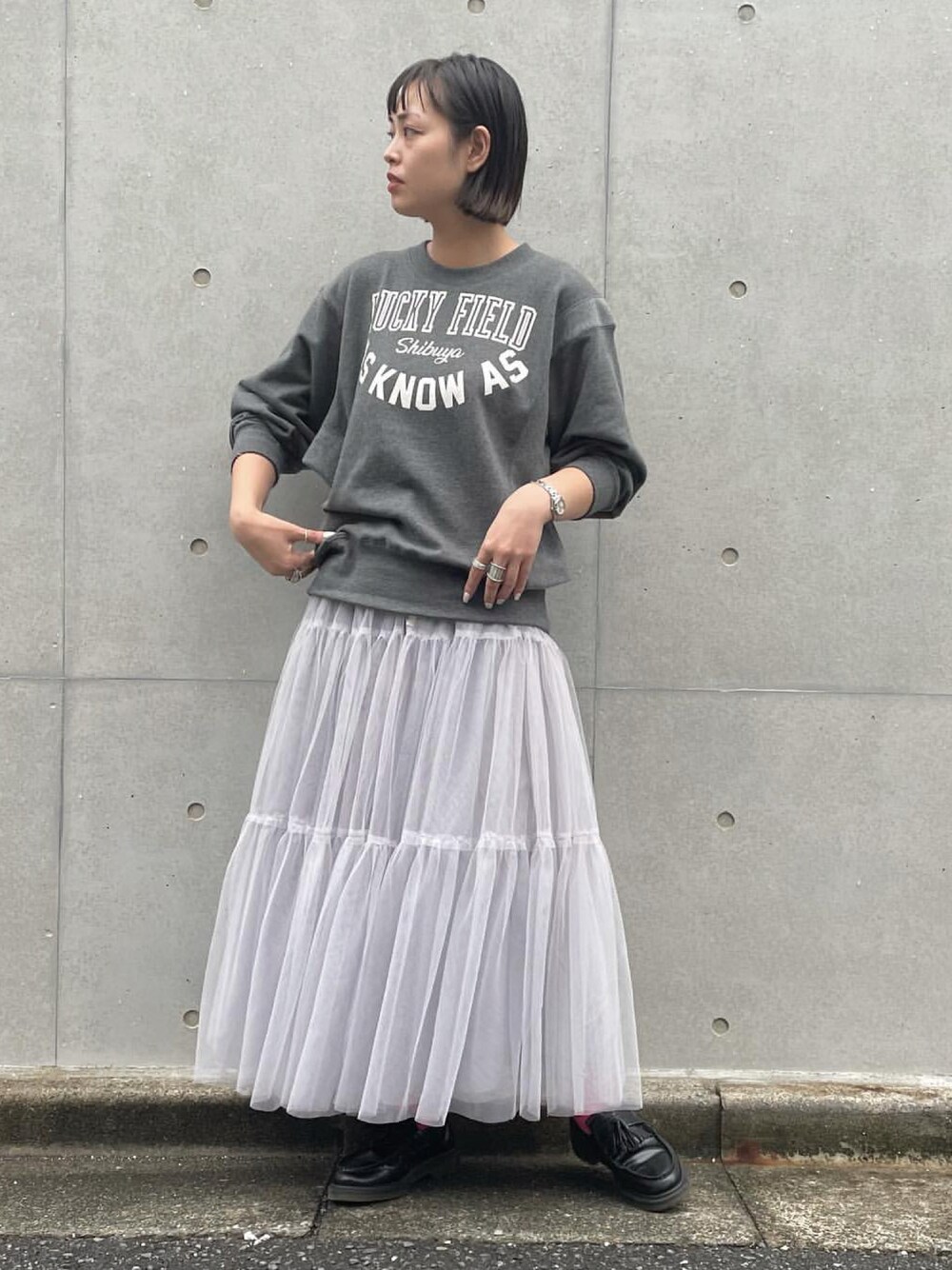 「秋コーデ、スウェット、モノトーン、ビッグシルエット、チュールスカート、休日スタイル、大人カジュアル、シンプルコーデ」｜「AS KNOW AS de baseのアイテム（スカート、シルバー系）」を使った、chisatoyamamotoさん（レディース・169cm）の秋コーディネートの1枚目の写真