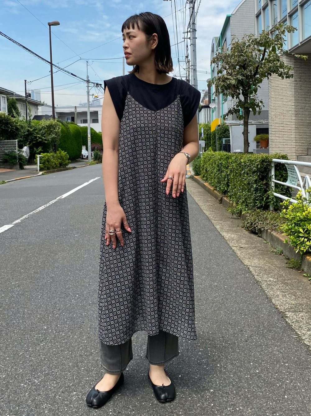「タビバレエ、タビシューズ、Maison Margiela、COOLなこのコが仲間入り、韓国ファッション、ワンマイルウェア、キャミワンピ、シンプルコーデ、大人カジュアル、きれいめカジュアル」｜「AS KNOW AS PINKYのジオメトリックなコードクロスワンピース（ワンピース、ブラック系）」を使った、chisatoyamamotoさん（レディース・169cm）の夏コーディネートの1枚目の写真