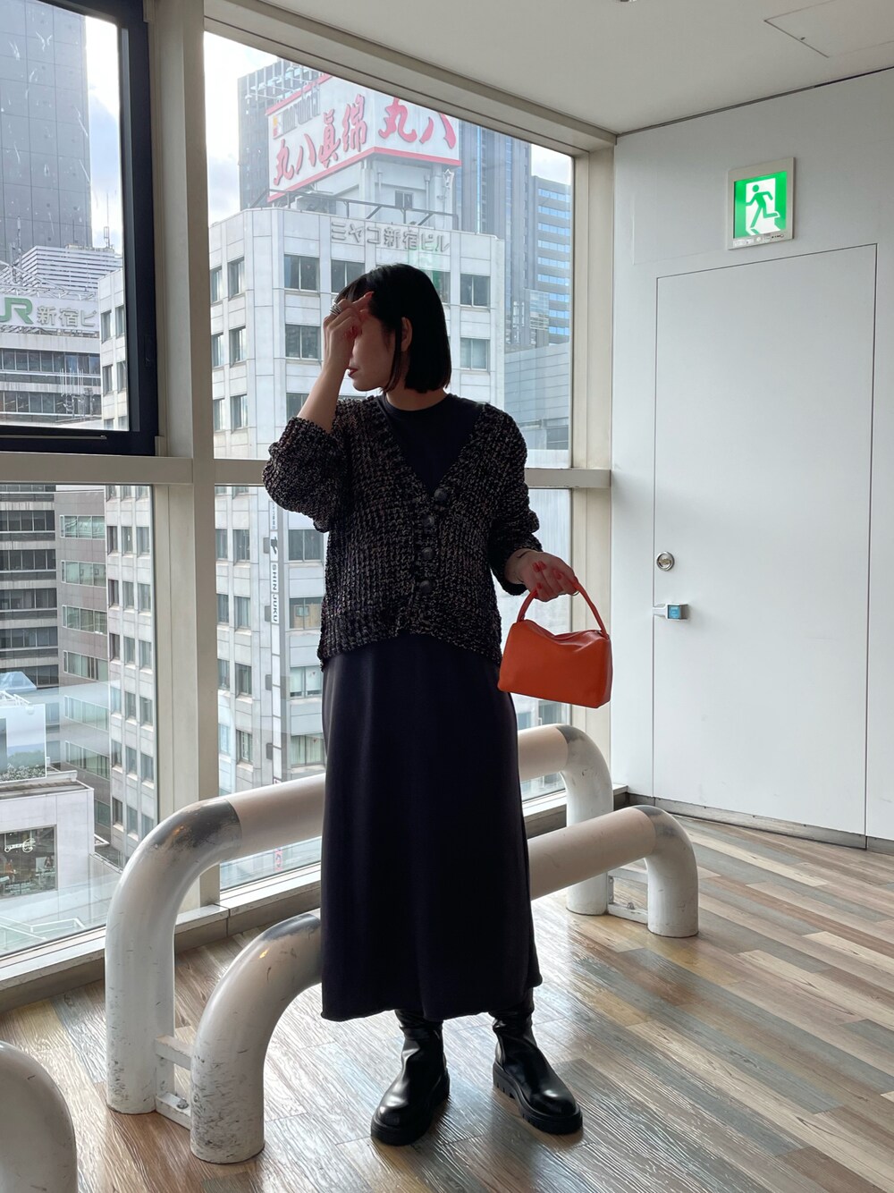 「オトナカジュアル、オトナ女子、シンプルコーデ、ワンピース、カーディガン、高身長コーデ、ロングワンピース、バニティバッグ」｜「AS KNOW AS PINKYのマゼコゼモールもけカーディガン（カーディガン/ボレロ、ブラック系）」を使った、chisatoyamamotoさん（レディース・169cm）の冬コーディネートの1枚目の写真