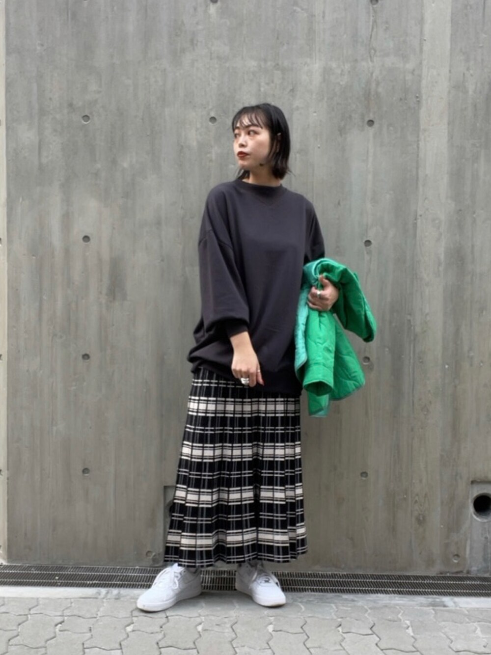 「ニットスカート、ナイキ、ootd、エアフォースワン、ニット、チェック、チェックスカート、オーバーサイズ、春カラー、ビッグシルエット、カラーアウター、キルティングジャケット」｜「AS KNOW AS PINKYの波キルトでかるｰいジャケット（その他アウター、グリーン系）」を使った、chisatoyamamotoさん（レディース・169cm）の冬コーディネートの1枚目の写真