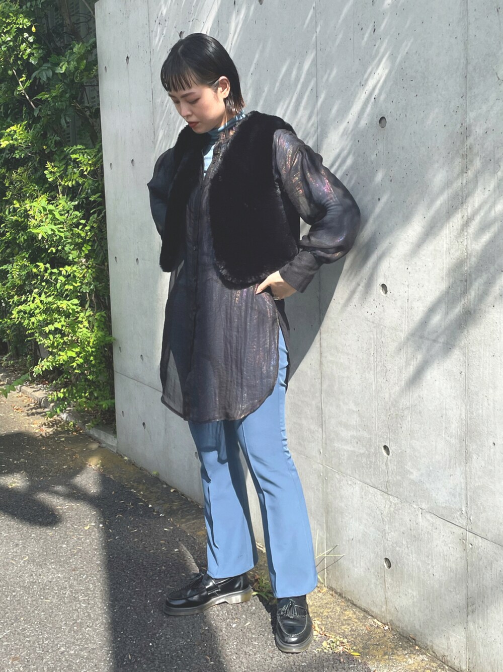 「スラックス、モノトーン、レイヤードスタイル、大人カジュアル、シンプルコーデ、パンツコーデ、秋コーデ、秋服準備はじめました」｜「AS KNOW AS PINKYの虹のカケラスラックス カラーパンツ（スラックス、ブルー系）」を使った、chisatoyamamotoさん（レディース・169cm）の秋コーディネートの1枚目の写真