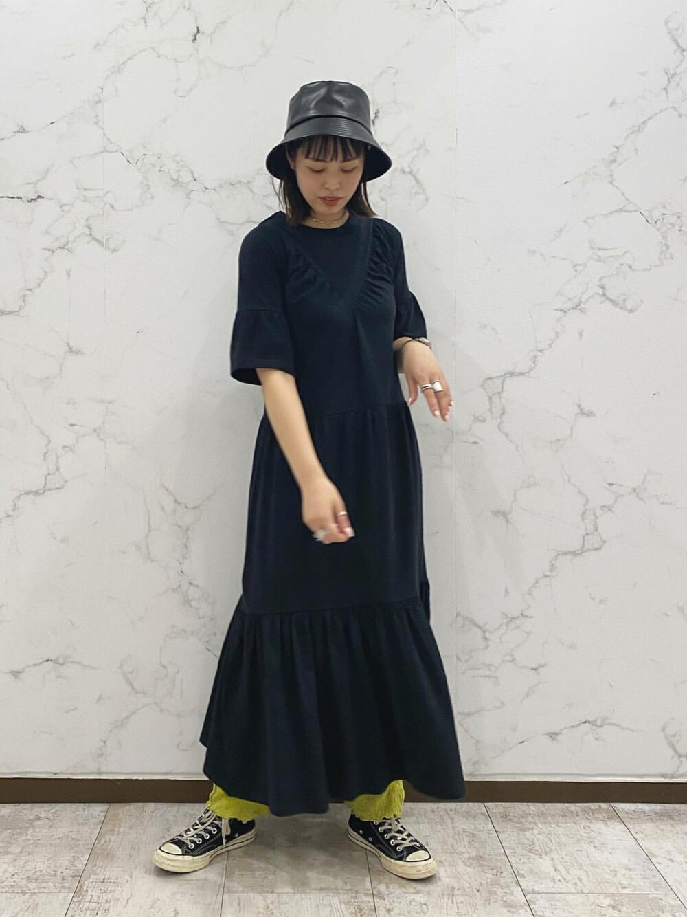 「秋コーデ、シンプルコーデ、大人カジュアル、オトナ女子、秋服準備はじめました、パンツコーデ、ラクチンコーデ、バケットハット」｜「AS KNOW AS PINKYのバック見せ大胆ギャザワンピース（ワンピース、ブラック系）」を使った、chisatoyamamotoさん（レディース・169cm）の秋コーディネートの1枚目の写真