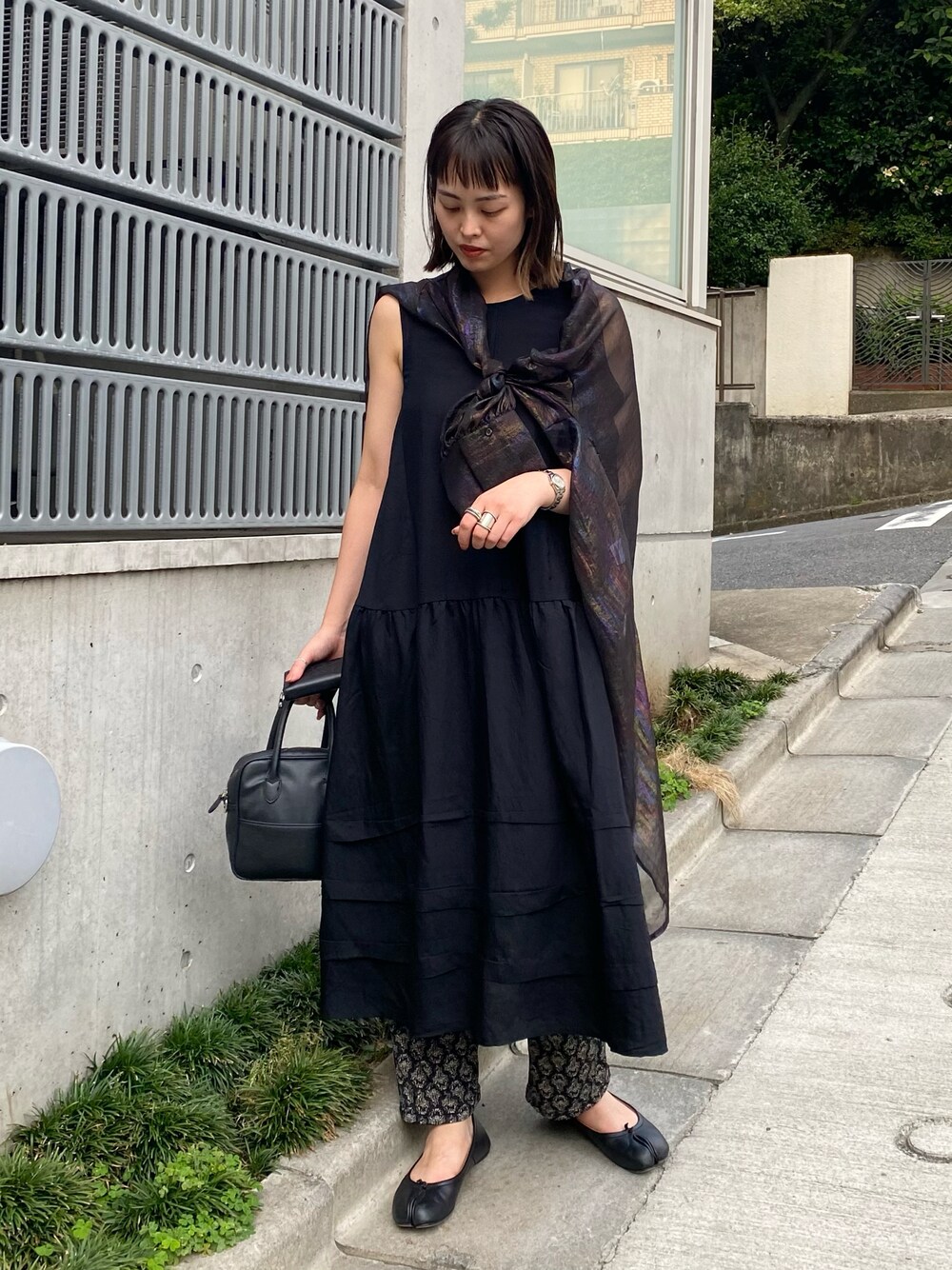 「シンプルコーデ、シアーシャツ、休日スタイル、COOLなこのコが仲間入り、夏セールで買いました、ワンマイルウェア、ワンピース、大人カジュアル、今日のコーデ、ノースリーブワンピース」｜「AS KNOW AS PINKYのお空広がるオーロラロングシャツ（シャツ/ブラウス、ブラック系）」を使った、chisatoyamamotoさん（レディース・169cm）の夏コーディネートの1枚目の写真
