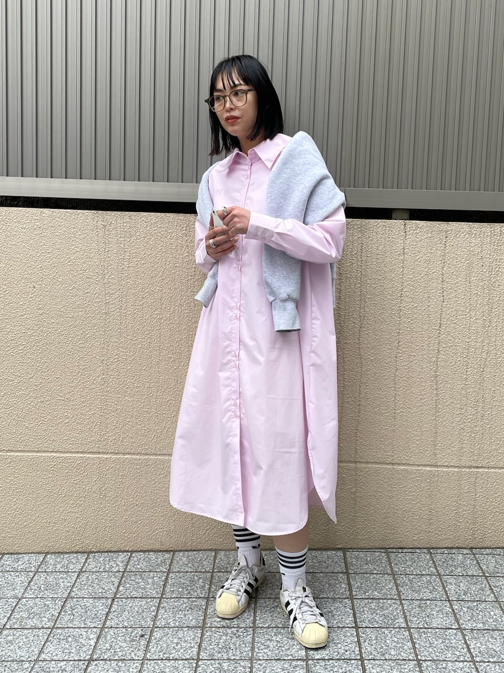 「チョコ色に染まれ、メガネ女子、白スニーカー、ビッグシルエット、シャツワンピ、レイヤードスタイル、古着MIX、ベビーピンク」｜「adidasのオリジナルス スーパースター80s[SS 80s]（スニーカー、ホワイト系）」を使った、chisatoyamamotoさん（レディース・169cm）の冬コーディネートの1枚目の写真