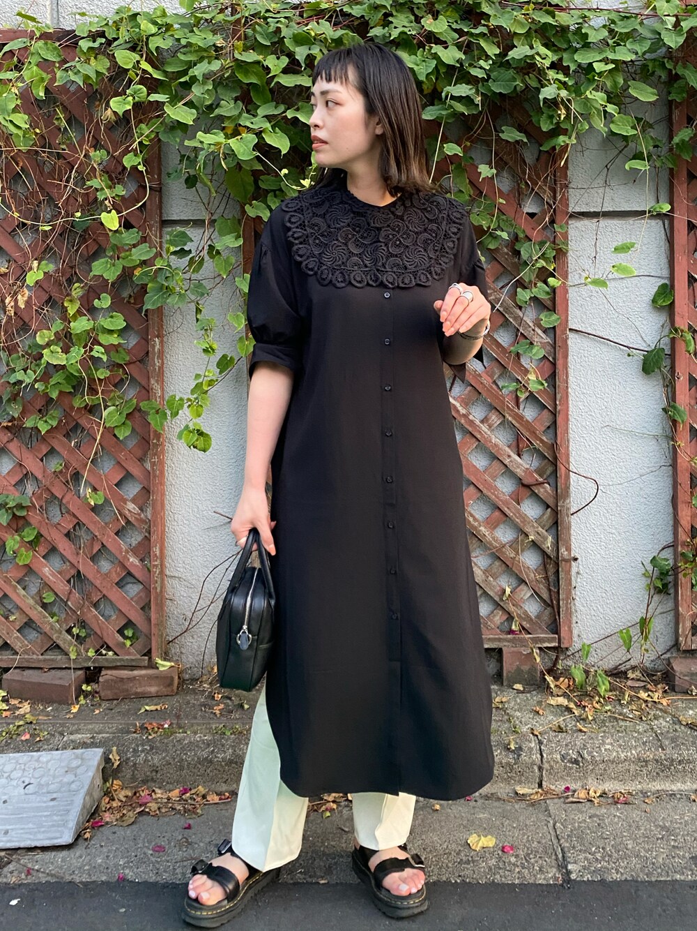 「COOLなこのコが仲間入り、シンプルコーデ、初夏コーデ、大人カジュアル、カラーパンツ、夏セールで買いました、シャツワンピ、大人コーデ、今日のコーデ、休日スタイル」｜「AS KNOW AS PINKYの虹かけるスラックスパンツ（スラックス、ホワイト系）」を使った、chisatoyamamotoさん（レディース・169cm）の夏コーディネートの1枚目の写真