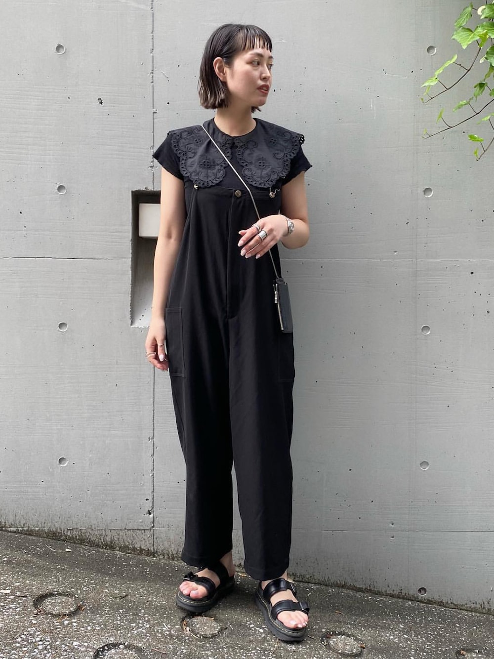 「秋コーデ、シンプルコーデ、大人カジュアル、オトナ女子、秋服準備はじめました、パンツコーデ、オーバーサイズ、ミニバッグ、ラクチンコーデ、オールブラック」｜「Dr. MartensのDr.Martens/ドクターマーチン Myles/マイルス/サンダル/23523211（サンダル、ブラック系）」を使った、chisatoyamamotoさん（レディース・169cm）の秋コーディネートの1枚目の写真