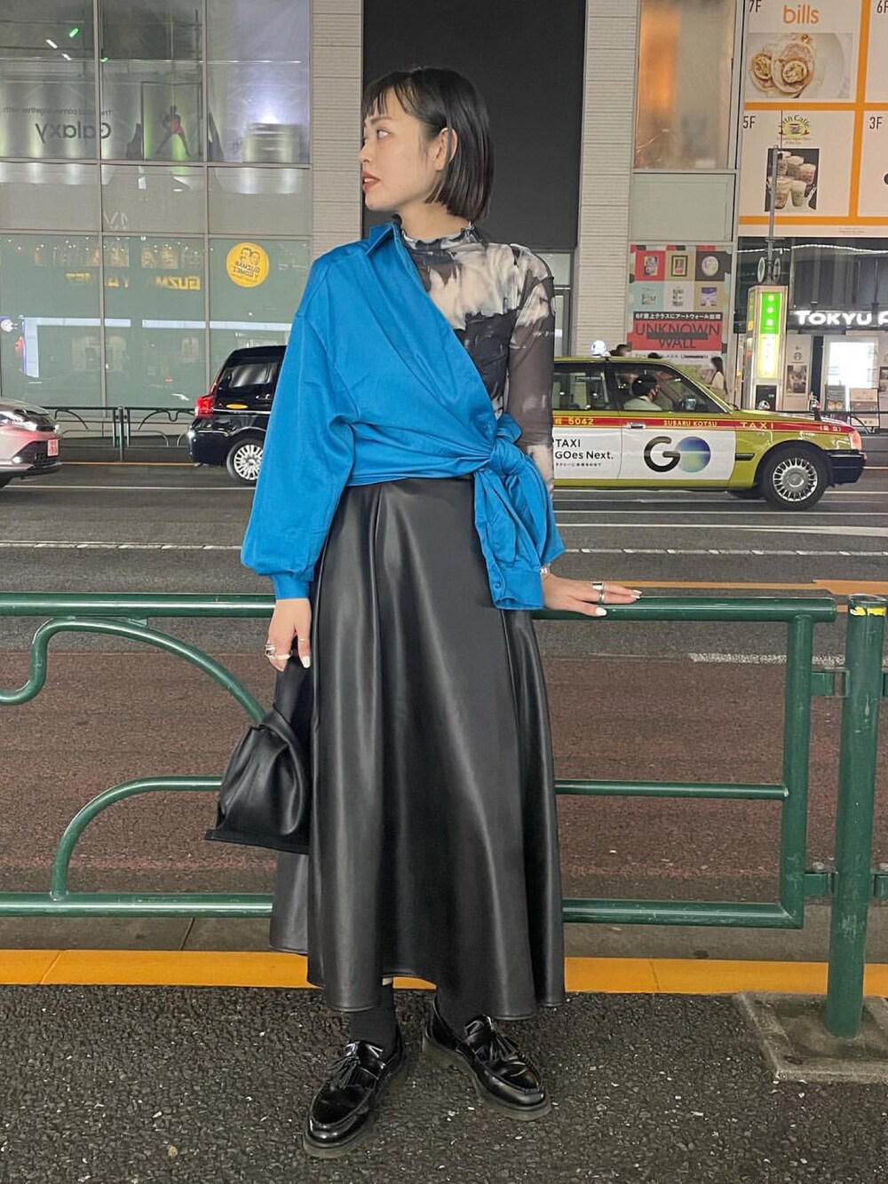 「秋コーデ、大人カジュアル、オトナ女子、秋服準備はじめました、サテンシャツ、シアートップス、ミニバッグ、レイヤードスタイル、レザースカート、モノトーン」｜「Dr. MartensのDr.Martens/ドクターマーチン ADRIAN POLISHED SMOOTH タッセルローファー（ローファー、ブラック系）」を使った、chisatoyamamotoさん（レディース・169cm）の秋コーディネートの1枚目の写真