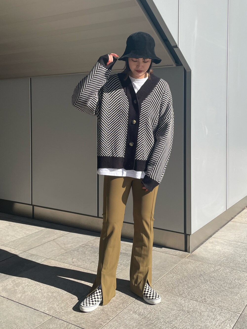 「バケットハット、チューリップハット、バンズ、スリッポン、フレアパンツ、カーディガン、レイヤードスタイル、シンプルコーデ、カラーパレット、カラーパンツ」｜「AS KNOW AS PINKYのリブで見せてヘリンボーンカーディガン（カーディガン/ボレロ、ブラック系）」を使った、chisatoyamamotoさん（レディース・169cm）の冬コーディネートの1枚目の写真