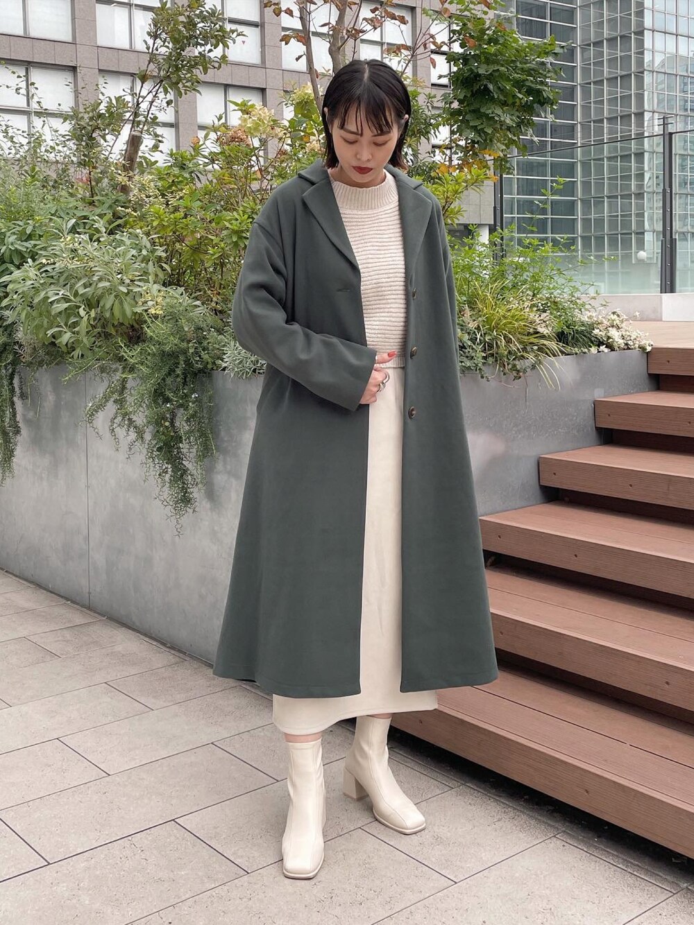「ボリューム袖、タートルネック、休日スタイル、ブーツ、UNIQLO、冬コーデ、グリーン、チェスターコート、コート、ロングコート」｜「AS KNOW AS plusのスクエアストレッチブーツ（ブーツ、ホワイト系）」を使った、chisatoyamamotoさん（レディース・169cm）の秋コーディネートの1枚目の写真