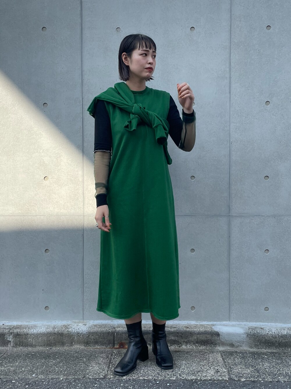 「ロングワンピース、セットアップ、カジュアル、休日スタイル、ブーツ、グリーン、休日コーデ、ゆるコーデ、大人女子、オトナカジュアル、スウェットワンピース」｜「AS KNOW AS plusのスクエアストレッチブーツ（ブーツ、ブラック系）」を使った、chisatoyamamotoさん（レディース・169cm）の秋コーディネートの1枚目の写真