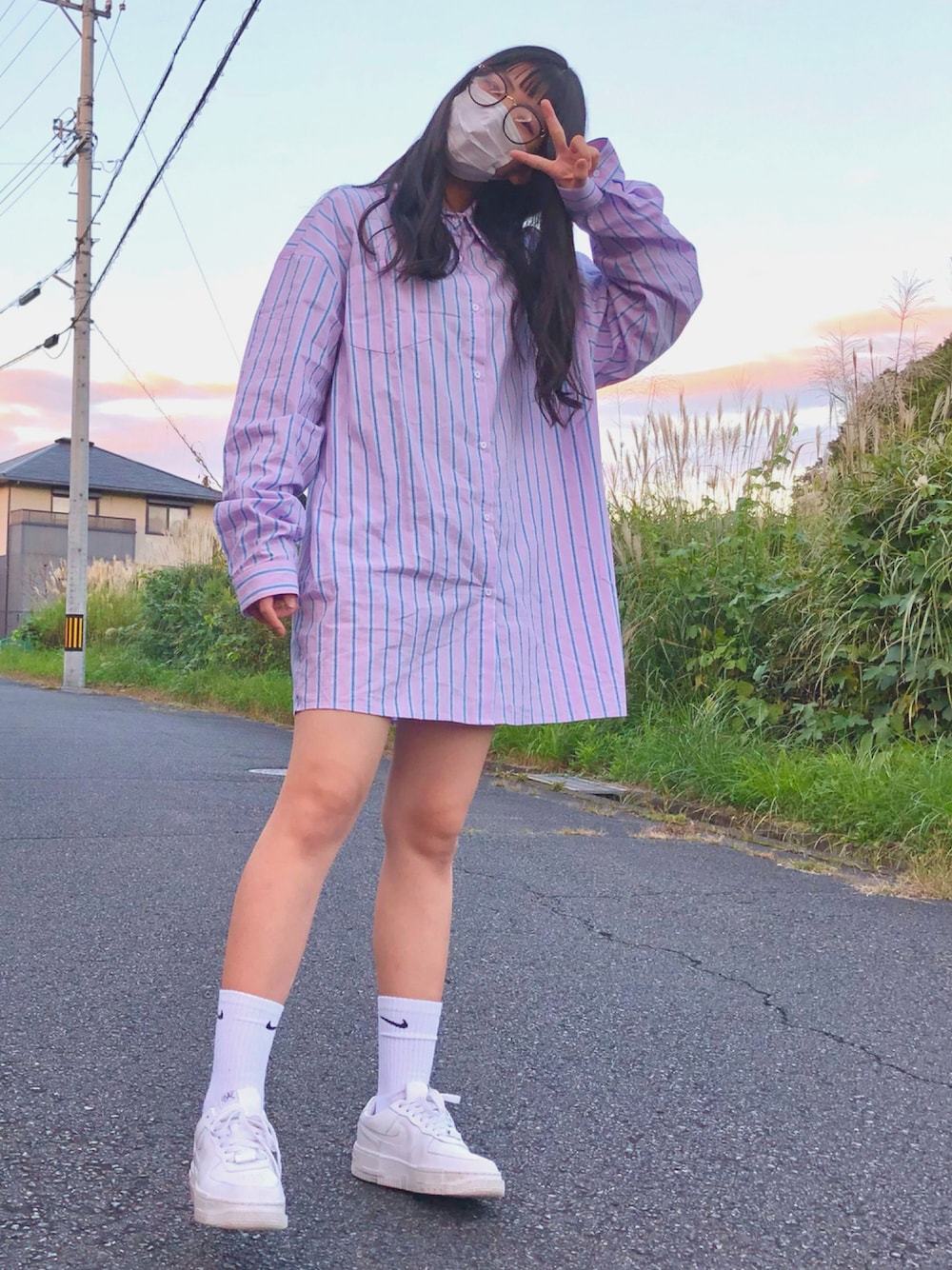 「めがね、ストリート、ストライプ、スニーカーコーデ、プチプラ、シャツワンピ、AIR FORCE 1、シャツスタイル、プチプラコーデ、ストリートMIX、ロングヘア、韓国ファッション、お洒落さんとつながりたい、いいね、save、フォローお願いします🤑、ラブアンドピース2021」｜「SHIENのアイテム（シャツ/ブラウス、パープル系）」を使った、GOさん（レディース・167cm）の秋コーディネートの1枚目の写真