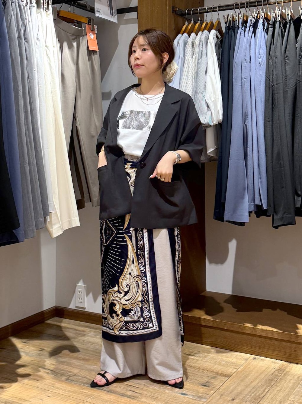 「低身長、体型カバー、カジュアル、低身長_GLOBALWORK、145～150cm_GLOBALWORK、GLOBAL WORK、Tシャツ、ジャケット、ワイドパンツ、ウエストゴム、ゆったり、ベーシック/シンプル、夏コーデ、スカーフ」｜「GLOBAL WORKのリッチクリーンプリントT半袖/147640（Tシャツ/カットソー、ホワイト系）」を使った、shizuruさん（レディース・149cm）の夏コーディネートの1枚目の写真