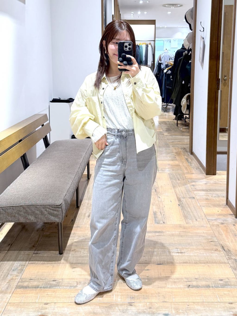 「低身長、体型カバー、カジュアル、低身長_GLOBALWORK、145～150cm_GLOBALWORK、GLOBAL WORK、シャツ、GOOD DENIM_GLOBAL WORK、デニムパンツ、ウエストゴム、ゆったり、ベーシック/シンプル」｜「GLOBAL WORKのGOODデニムバギーパンツ/118365（デニムパンツ、グレー系）」を使った、shizuruさん（レディース・149cm）の春コーディネートの1枚目の写真