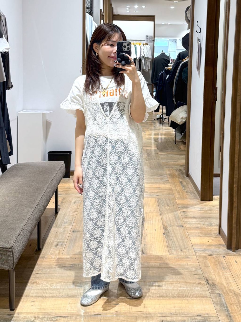 「低身長、体型カバー、カジュアル、低身長_GLOBALWORK、145～150cm_GLOBALWORK、GLOBAL WORK、Tシャツ、デニムパンツ、ウエストゴム」｜「GLOBAL WORKのGOODデニムストレートパンツ/209645（デニムパンツ、ブルー系）」を使った、shizuruさん（レディース・149cm）の春コーディネートの1枚目の写真