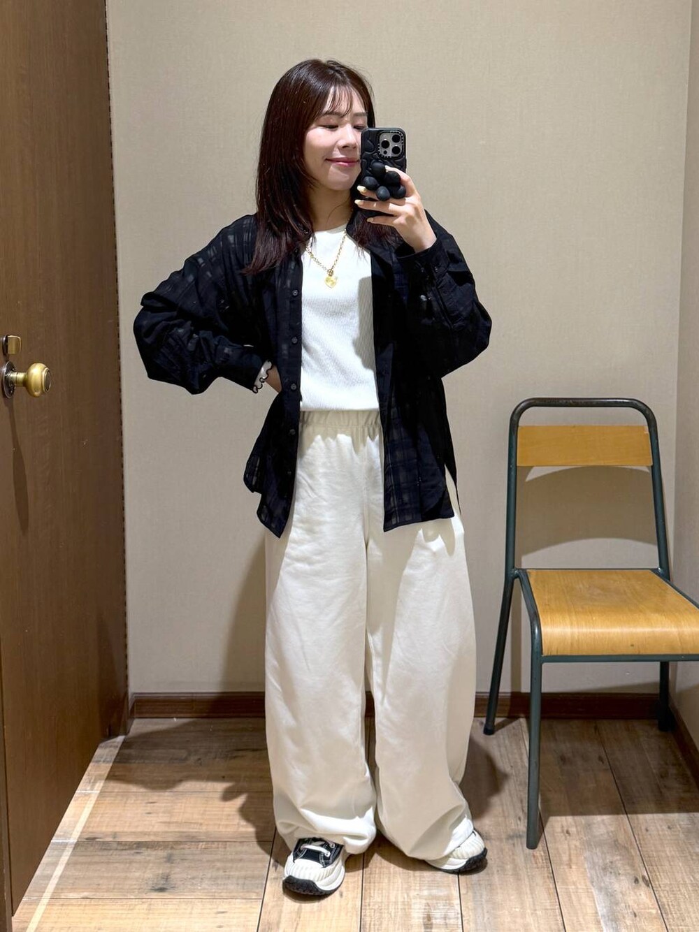 「低身長、体型カバー、カジュアル、低身長_GLOBALWORK、145～150cm_GLOBALWORK、GLOBAL WORK、ブラウス、スウェットパンツ、きれいめカジュアル、ベーシック/シンプル、春コーデ」｜「GLOBAL WORKのアソート柄シアーシャツ/288604（シャツ/ブラウス、ブラック系）」を使った、shizuruさん（レディース・149cm）の春コーディネートの1枚目の写真
