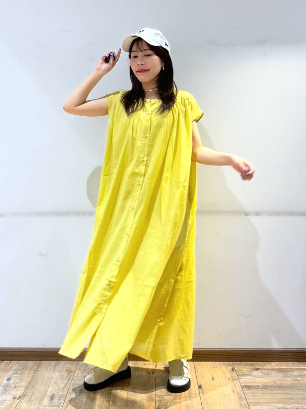 「低身長_GLOBALWORK、145～150cm_GLOBALWORK、GLOBAL WORK、夏コーデ、キャップ、サンダル、きれいめカジュアル、低身長、体型カバー、カジュアル」｜「GLOBAL WORKの9TWENTYCAP/NEW ERA/252025（キャップ、ホワイト系）」を使った、shizuruさん（レディース・149cm）の春コーディネートの1枚目の写真