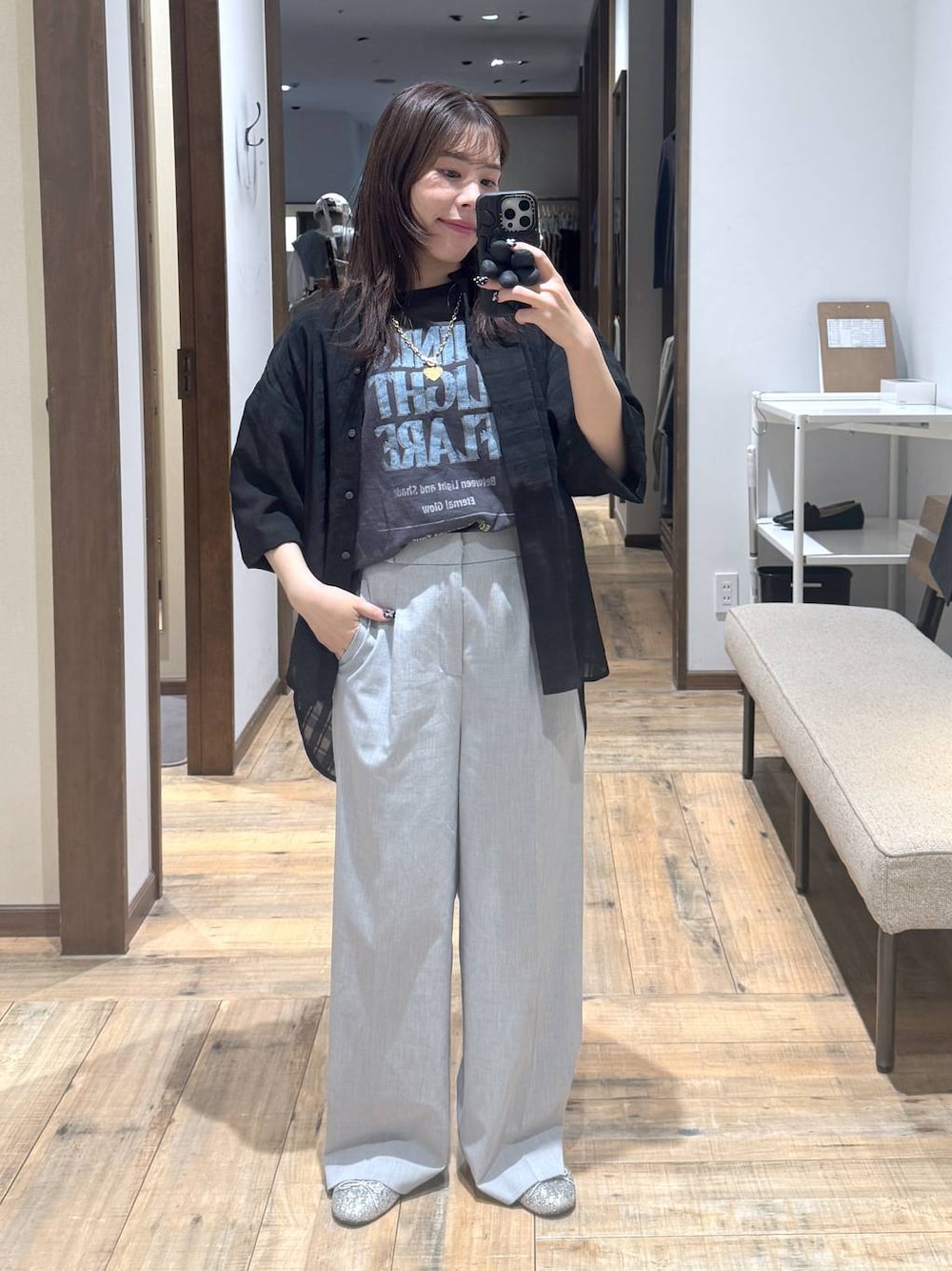 「カジュアル、低身長、体型カバー、低身長_GLOBALWORK、145～150cm_GLOBALWORK、GLOBAL WORK、ブラウス、Tシャツ、ウツクシルエット_GLOBAL WORK、ウツクシルエットでいこう、ワイドパンツ、ウエストゴム、ゆったり、ベーシック/シンプル、きれいめ」｜「GLOBAL WORKのらくっション撥水バレエ/135873（バレエシューズ、シルバー系）」を使った、shizuruさん（レディース・149cm）の春コーディネートの1枚目の写真