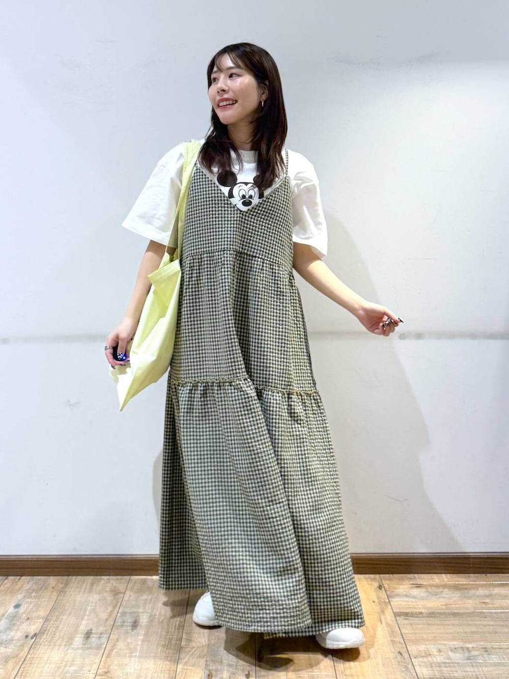 「低身長、体型カバー、カジュアル、低身長_GLOBALWORK、145～150cm_GLOBALWORK、GLOBAL WORK、Tシャツ、ワンピース、キャミワンピース、ゆったり、ベーシック/シンプル」｜「GLOBAL WORKのエアかるクッションコードスニーカー/290669（スニーカー、ホワイト系）」を使った、shizuruさん（レディース・149cm）の春コーディネートの1枚目の写真