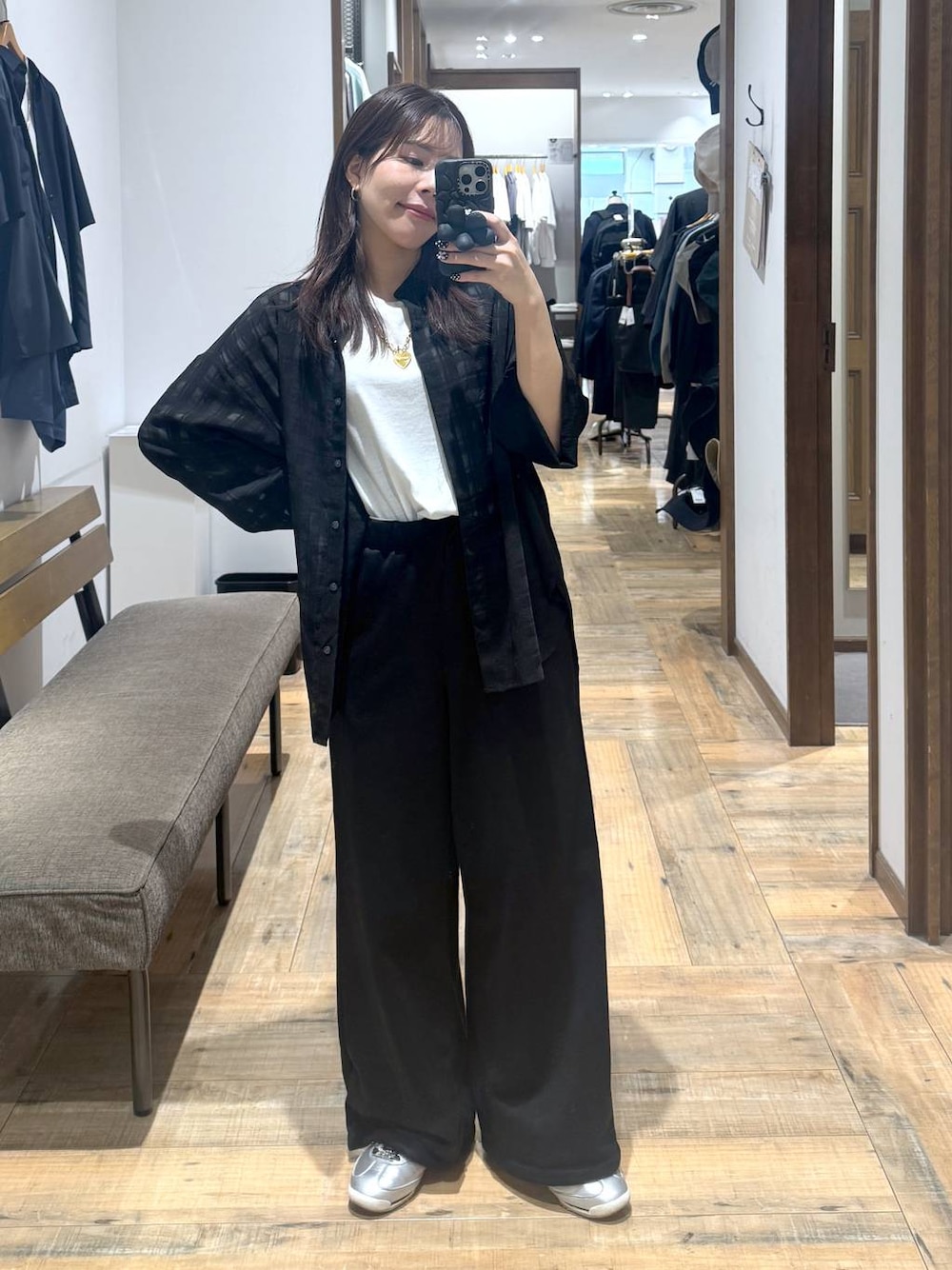 「低身長_GLOBALWORK、145～150cm_GLOBALWORK、GLOBAL WORK、ブラウス、シワ軽減、スウェットパンツ、ウエストゴム、ゆったり、ベーシック/シンプル、きれいめカジュアル、低身長、体型カバー、カジュアル」｜「GLOBAL WORKのアソート柄シアーシャツ/288604（シャツ/ブラウス、ブラック系）」を使った、shizuruさん（レディース・149cm）の春コーディネートの1枚目の写真