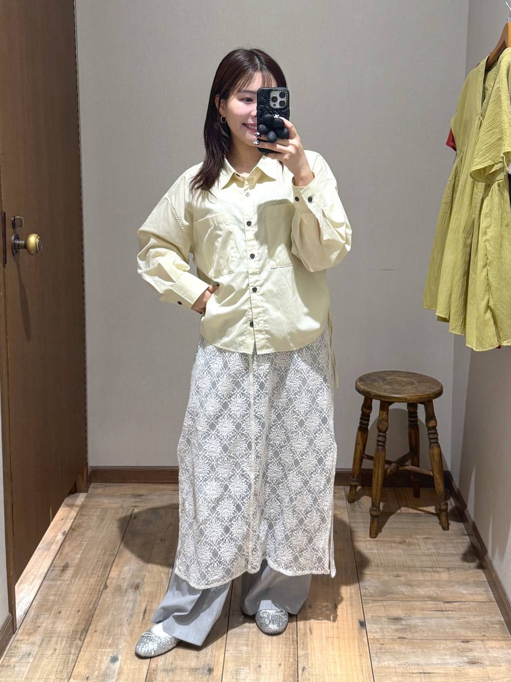 「低身長、体型カバー、カジュアル、低身長_GLOBALWORK、145～150cm_GLOBALWORK、GLOBAL WORK、シャツ、ウツクシルエット_GLOBAL WORK、ワイドパンツ、ゆったり」｜「GLOBAL WORKのらくっション撥水バレエ/135873（バレエシューズ、シルバー系）」を使った、shizuruさん（レディース・149cm）の春コーディネートの1枚目の写真