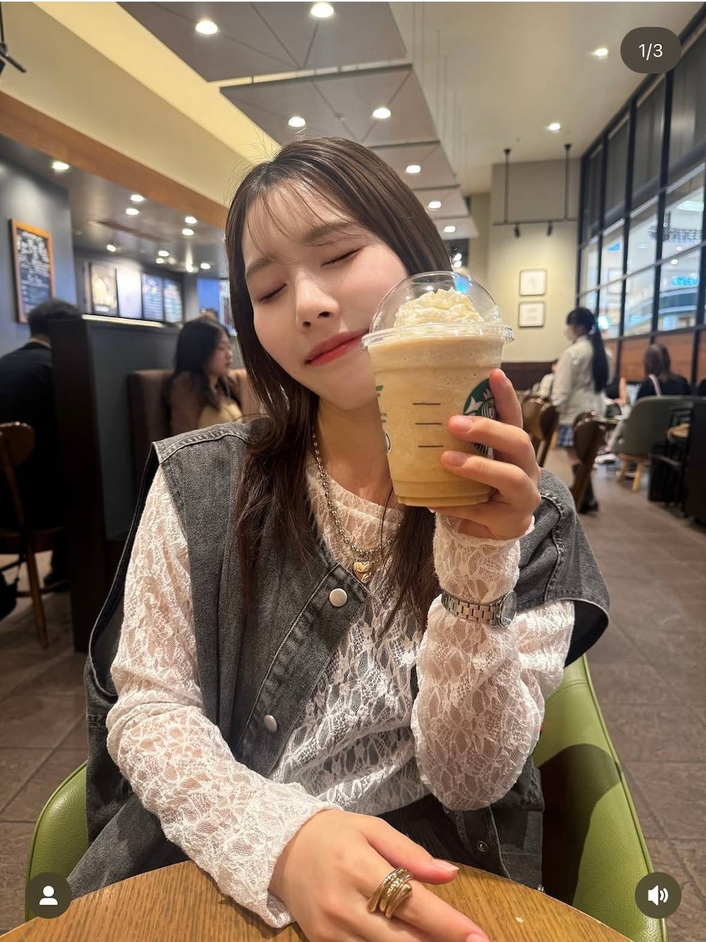 ブラック系のその他パンツ、ホワイト系のTシャツ/カットソー、ホワイト系のアナログ腕時計を着用したレディースの秋コーディネートの1枚目の写真