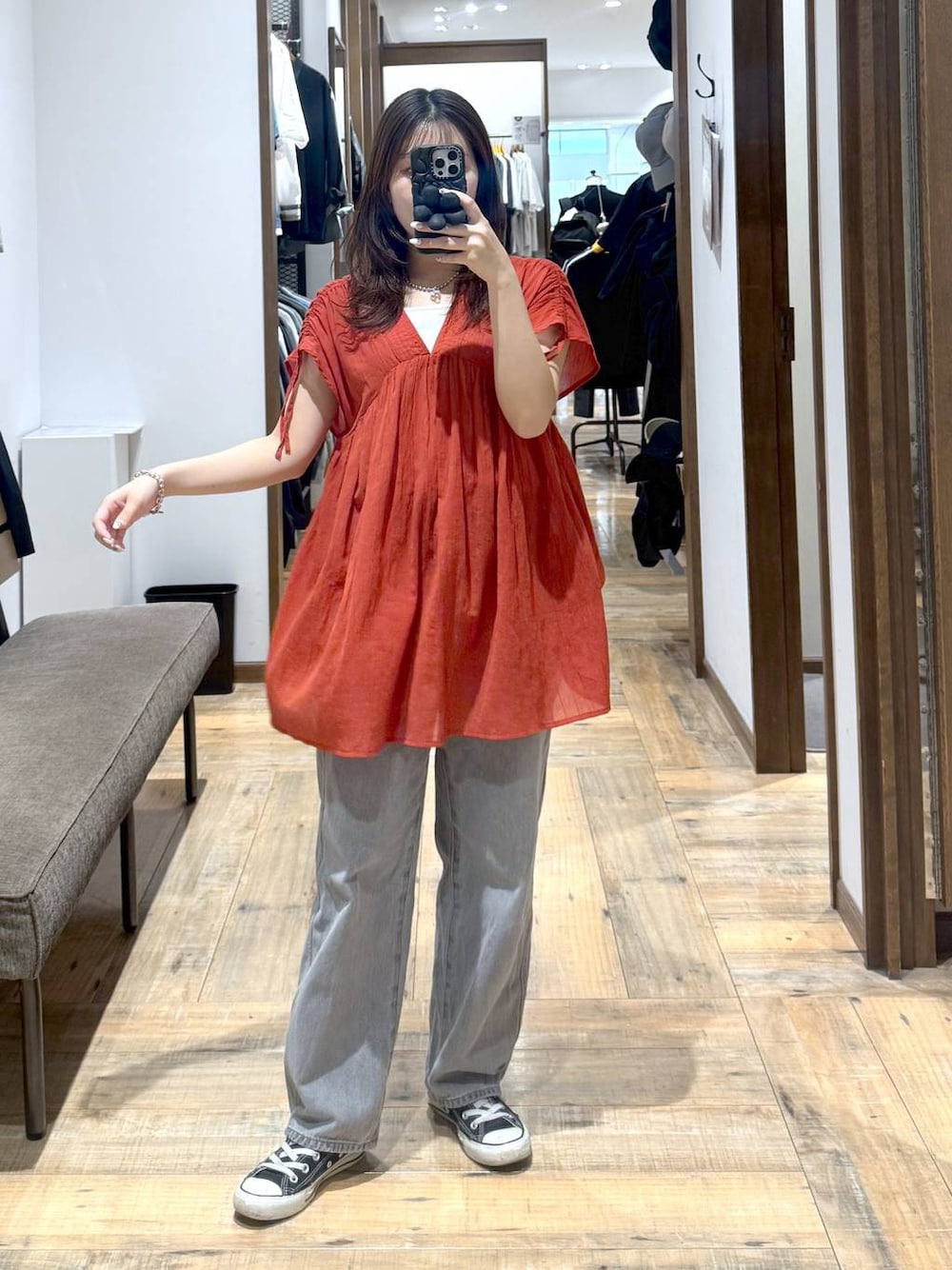 「低身長、体型カバー、カジュアル、低身長_GLOBALWORK、145～150cm_GLOBALWORK、GLOBAL WORK、ブラウス、シワ軽減、GOOD DENIM_GLOBAL WORK、デニムパンツ、ウエストゴム」｜「GLOBAL WORKのGOODデニムバギーパンツ/118365（デニムパンツ、グレー系）」を使った、shizuruさん（レディース・149cm）の夏コーディネートの1枚目の写真