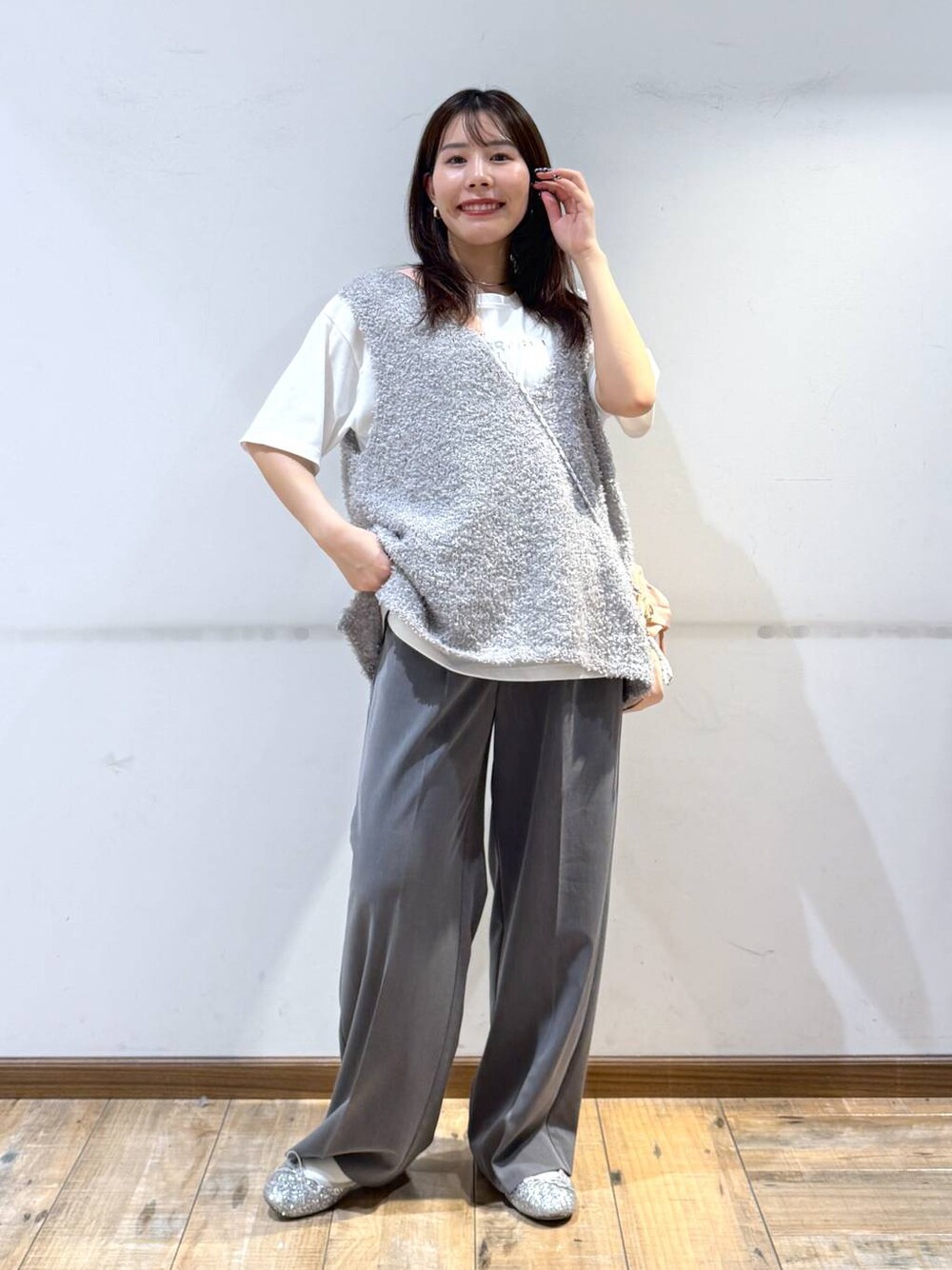 「低身長、体型カバー、カジュアル、低身長_GLOBALWORK、145～150cm_GLOBALWORK、GLOBAL WORK、ベスト、ウツクシルエットでいこう、ワイドパンツ、ウツクシルエット_GLOBAL WORK、きれいめ、ベーシック/シンプル、きれいめカジュアル」｜「GLOBAL WORKのらくっション撥水バレエ/135873（バレエシューズ、シルバー系）」を使った、shizuruさん（レディース・149cm）の春コーディネートの1枚目の写真