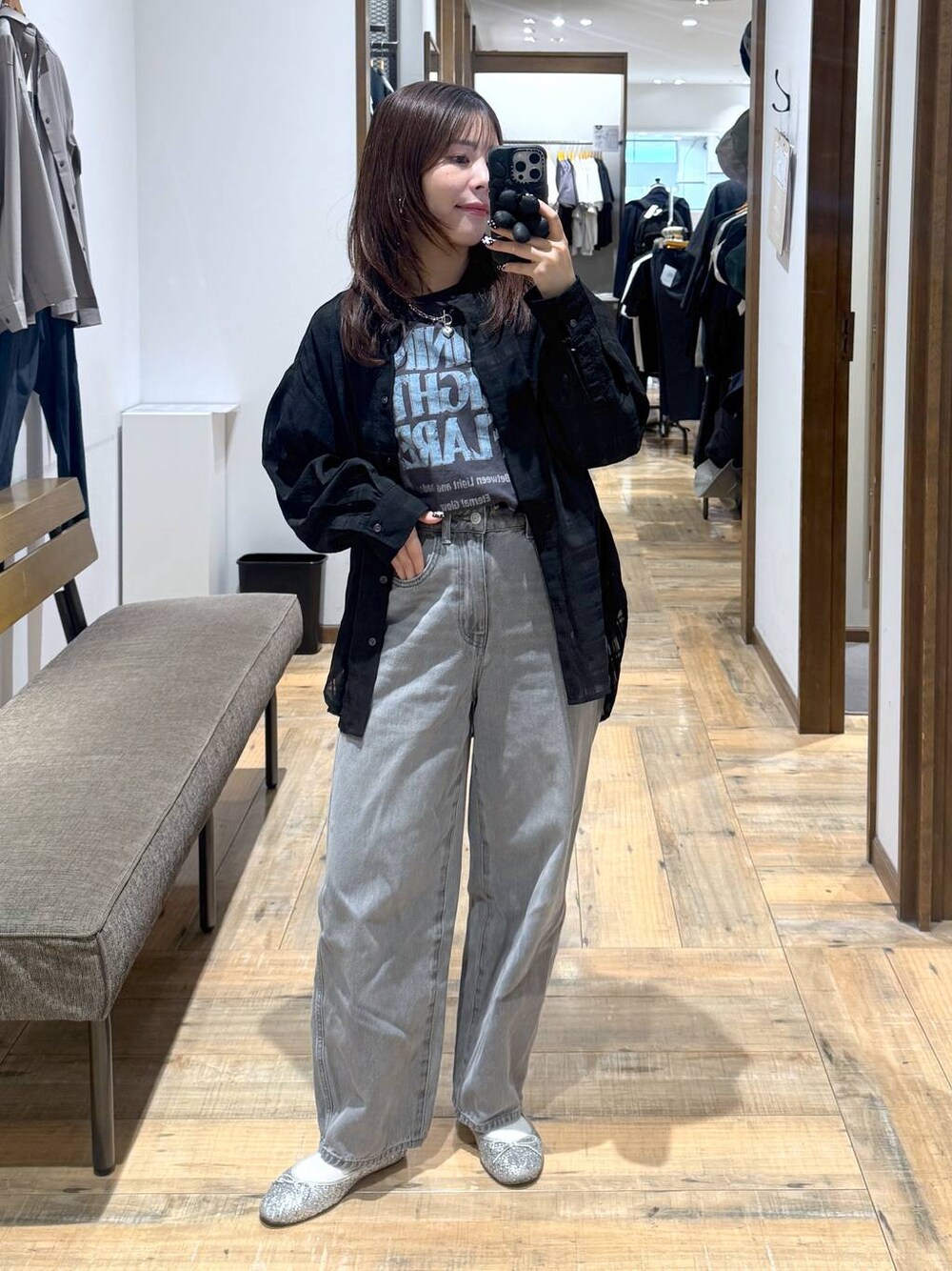 「低身長、体型カバー、カジュアル、低身長_GLOBALWORK、145～150cm_GLOBALWORK、GLOBAL WORK、Tシャツ、シャツ、シアートップス、GOOD DENIM_GLOBAL WORK、デニムパンツ、ウエストゴム、ゆったり、ベーシック/シンプル、きれいめカジュアル」｜「GLOBAL WORKのGOODデニムバギーパンツ/118365（デニムパンツ、グレー系）」を使った、shizuruさん（レディース・149cm）の春コーディネートの1枚目の写真