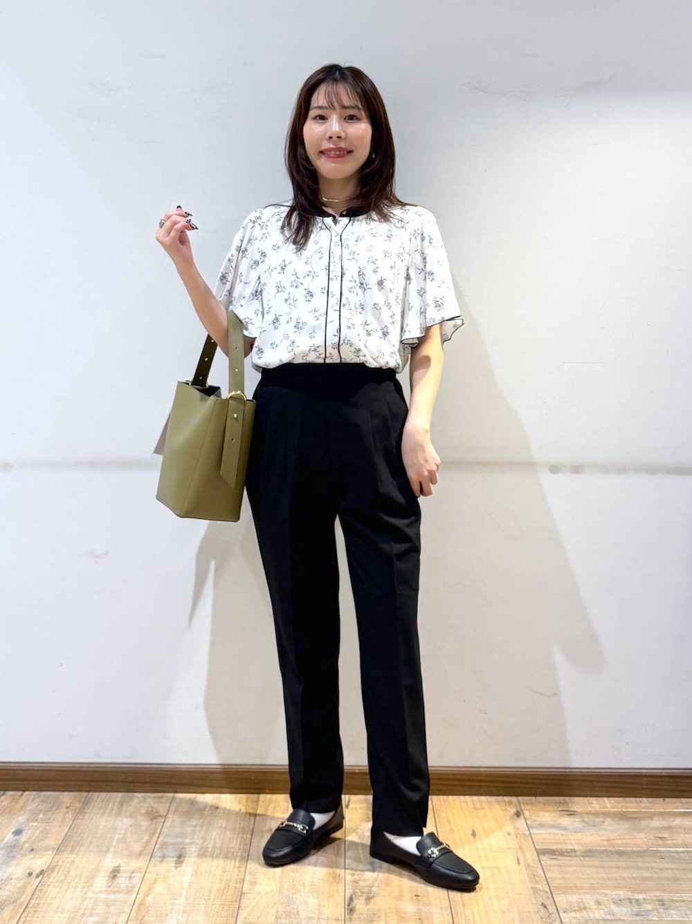 「145～150cm_GLOBALWORK、GLOBAL WORK、ブラウス、きれいめ、低身長、体型カバー、カジュアル、ベーシック/シンプル、夏コーデ、低身長_GLOBALWORK、シワ軽減、ウツクシルエットパンツ_GLOBAL WORK、テーパードパンツ、ウエストゴム」｜「GLOBAL WORKのサイズ拡大/らくっション撥水2WAYローファー/131468（ローファー、ブラック系）」を使った、shizuruさん（レディース・149cm）の春コーディネートの1枚目の写真