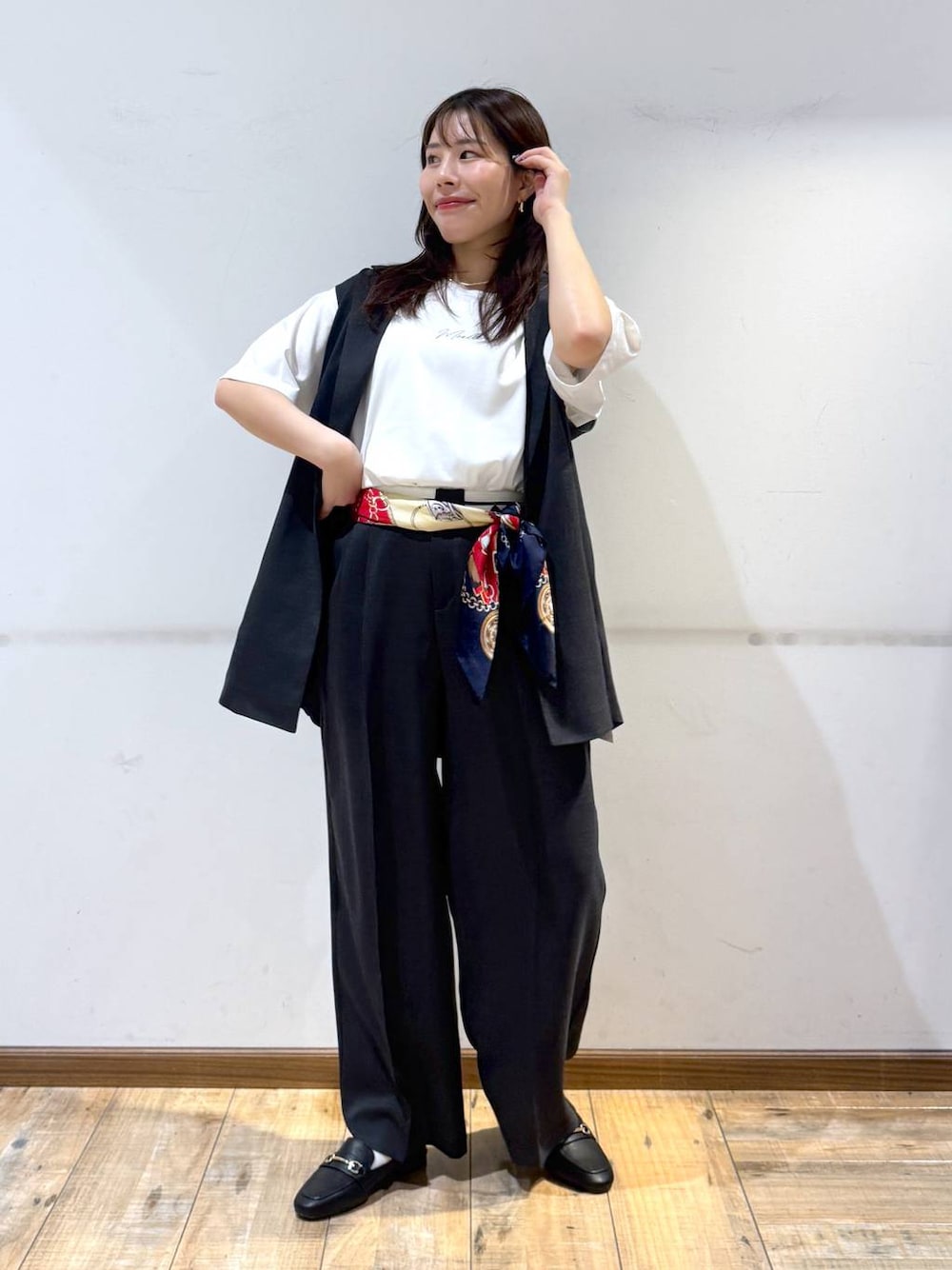 「低身長コーデ、低身長_GLOBALWORK、145～150cm_GLOBALWORK、GLOBAL WORK、ベスト、Tシャツ、ワイドパンツ、ウエストゴム、ゆったり、シワ軽減、ベーシック/シンプル、きれいめ、ローファー、低身長、体型カバー」｜「GLOBAL WORKのサイズ拡大/らくっション撥水2WAYローファー/131468（ローファー、ブラック系）」を使った、shizuruさん（レディース・149cm）の春コーディネートの1枚目の写真