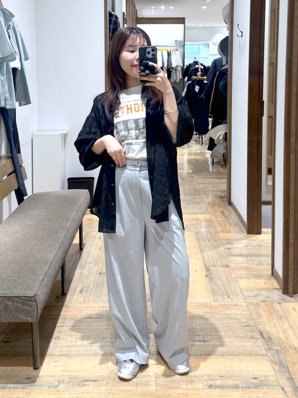 「低身長、体型カバー、カジュアル、低身長_GLOBALWORK、145～150cm_GLOBALWORK、GLOBAL WORK、シャツ、Tシャツ、ウツクシルエットパンツ_GLOBAL WORK、ワイドパンツ、ウエストゴム、ゆったり、きれいめカジュアル」｜「GLOBAL WORKのウツクシルエットプレミアムワイドパンツ/252422（その他パンツ、グレー系）」を使った、shizuruさん（レディース・149cm）の春コーディネートの1枚目の写真