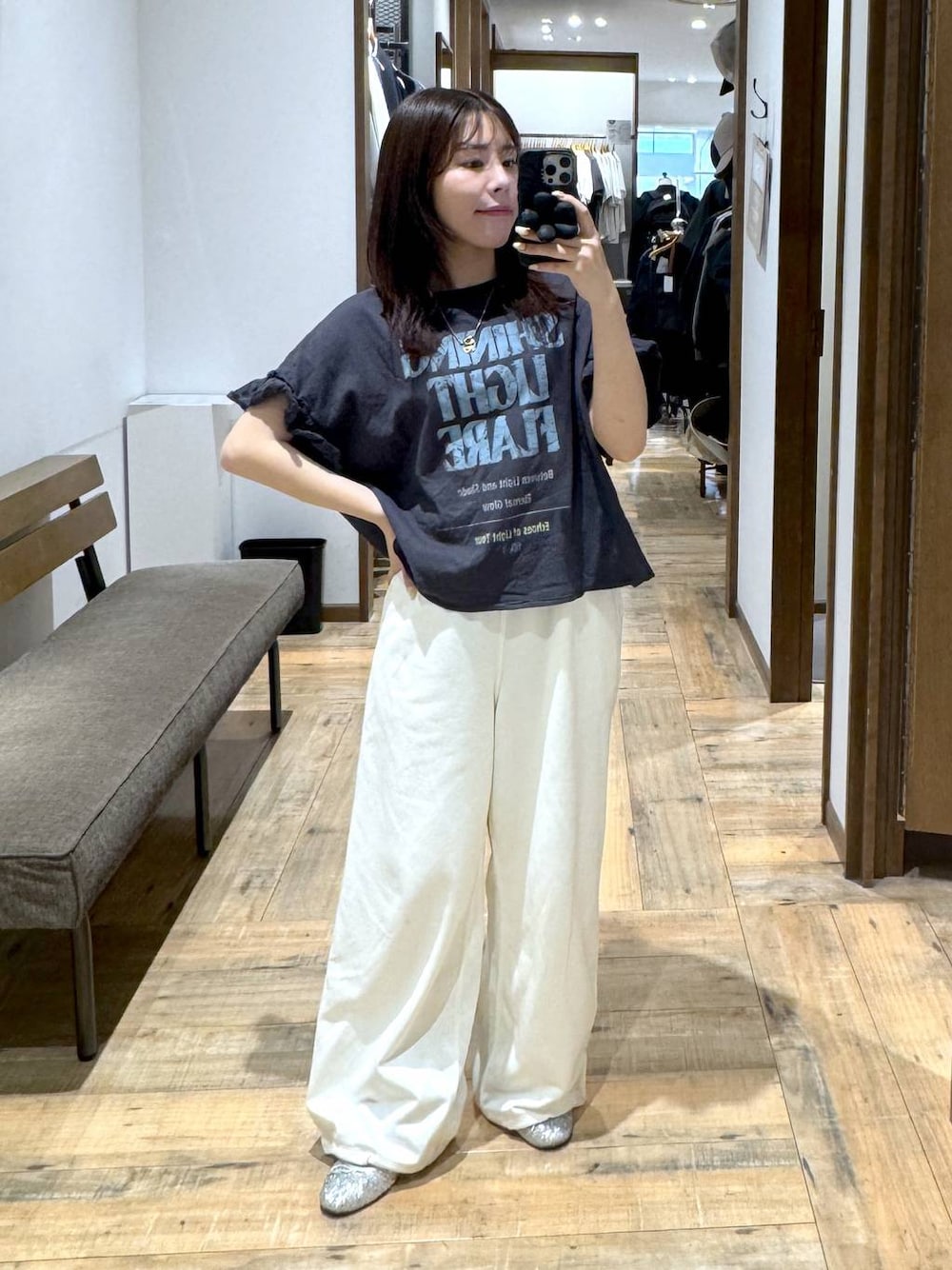 「低身長、体型カバー、カジュアル、低身長_GLOBALWORK、GLOBAL WORK、145～150cm_GLOBALWORK、Tシャツ、スウェットパンツ、ウエストゴム、ゆったり、ベーシック/シンプル」｜「GLOBAL WORKのらくっション撥水バレエ/135873（バレエシューズ、シルバー系）」を使った、shizuruさん（レディース・149cm）の春コーディネートの1枚目の写真