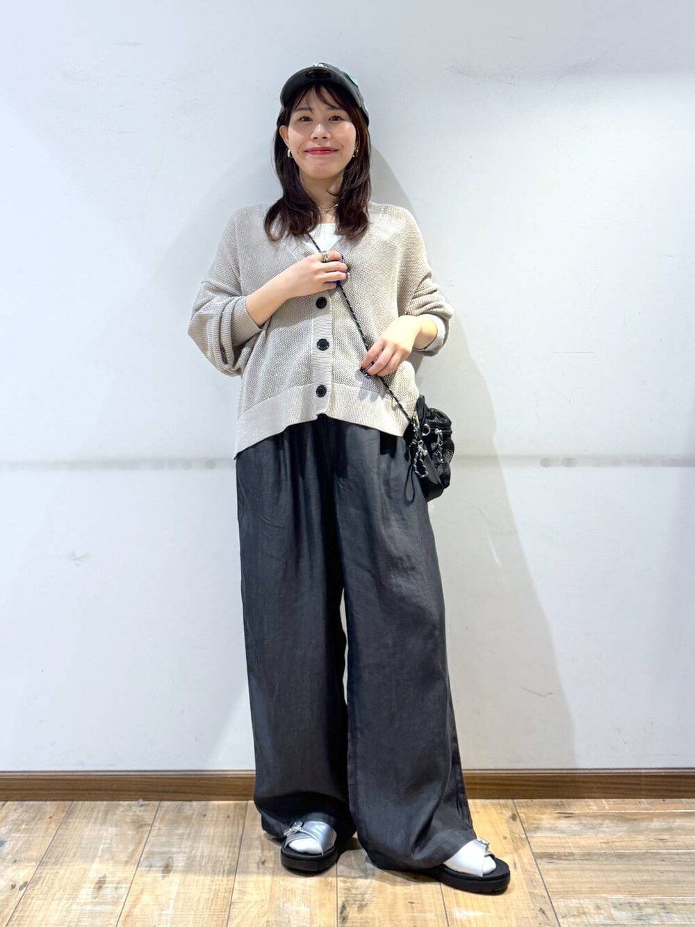 「低身長、体型カバー、カジュアル、低身長_GLOBALWORK、145～150cm_GLOBALWORK、GLOBAL WORK、カーディガン、タンクトップ、ワイドパンツ、ウエストゴム、ゆったり、サンダル、ベーシック/シンプル、きれいめカジュアル」｜「GLOBAL WORKの洗えるドライメッシュカーディガン/288080（カーディガン/ボレロ、ブラウン系）」を使った、shizuruさん（レディース・149cm）の春コーディネートの1枚目の写真