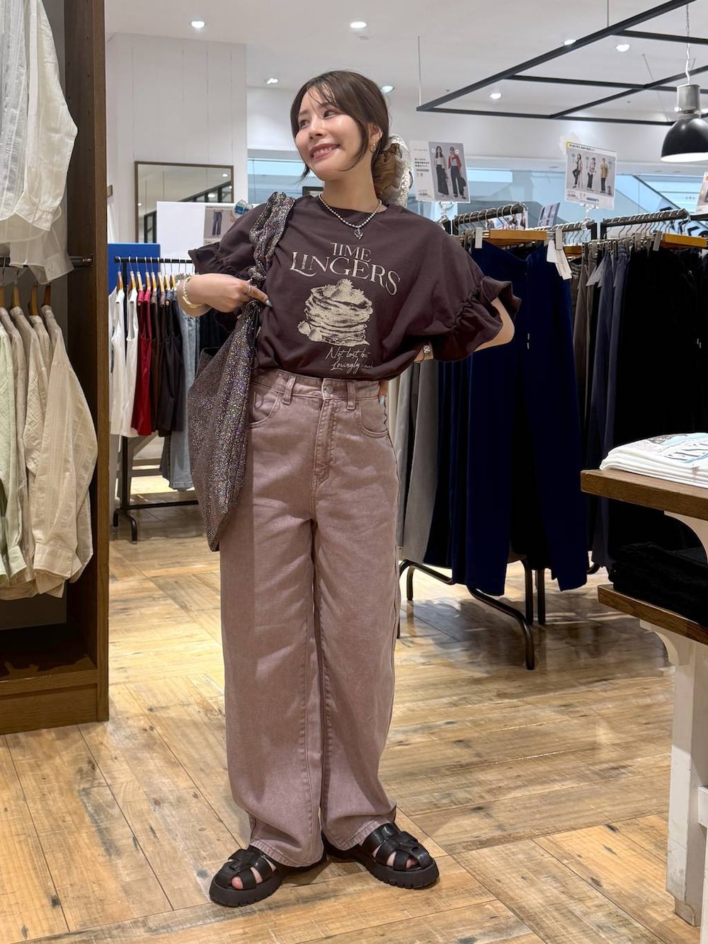 「低身長、体型カバー、カジュアル、低身長_GLOBALWORK、145～150cm_GLOBALWORK、GLOBAL WORK、Tシャツ、GOOD DENIM_GLOBAL WORK、デニムパンツ、ウエストゴム、ゆったり」｜「GLOBAL WORKのラメシャーリング3WAYショルダー/120753（ショルダーバッグ、パープル系）」を使った、shizuruさん（レディース・149cm）の夏コーディネートの1枚目の写真