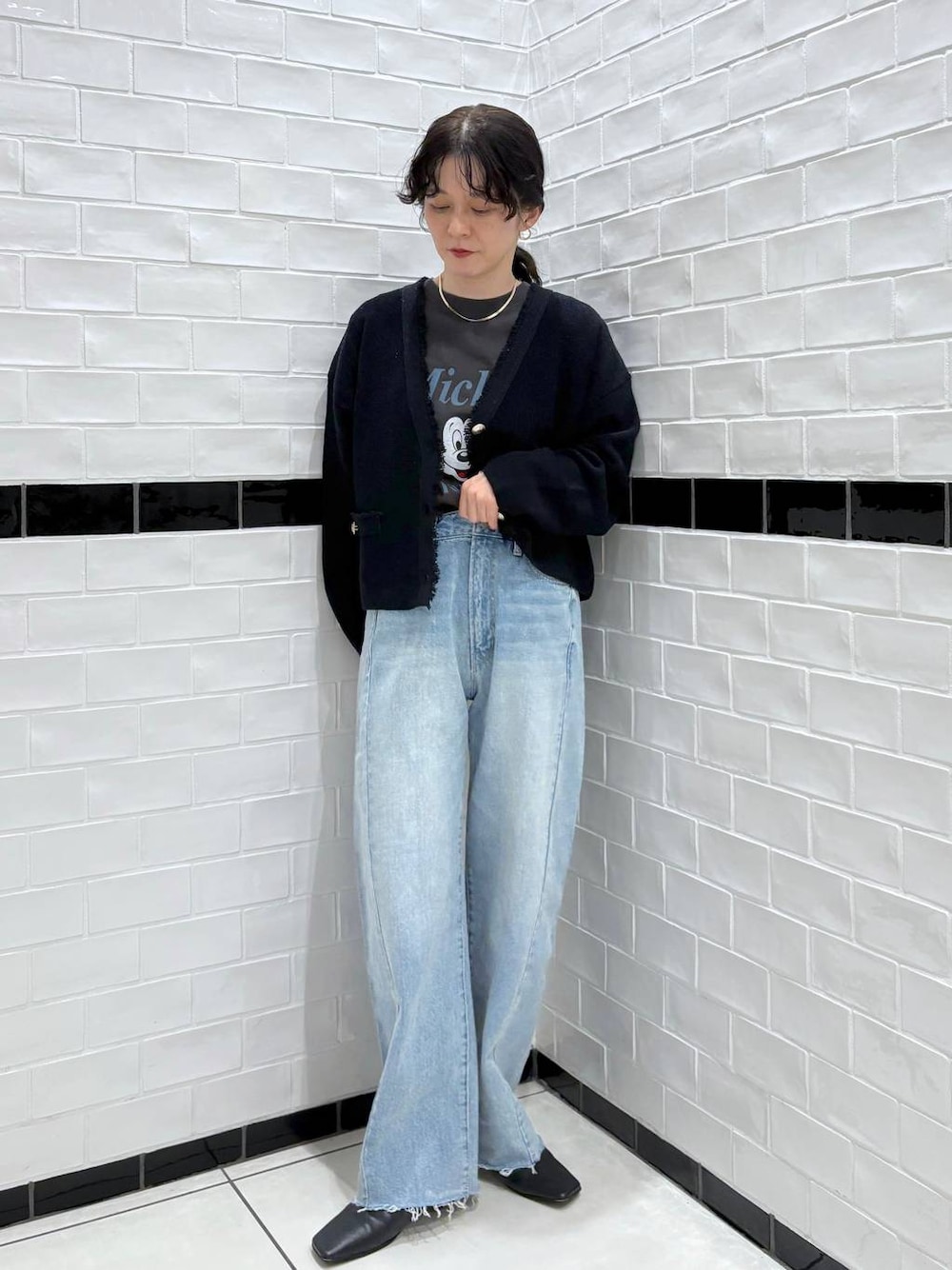 ブルー系のカーディガン/ボレロ、ブルー系のデニムパンツ、グレー系のTシャツ/カットソーを着用したレディースの春コーディネートの1枚目の写真