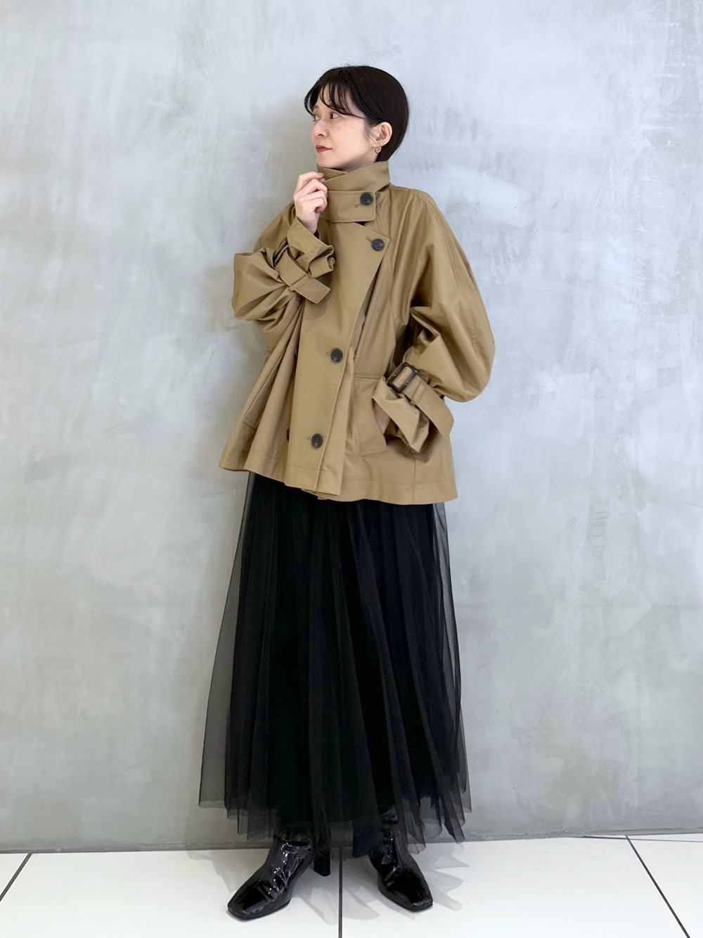 「大人カジュアル、シンプルコーデ、チュールスカート、チュール、トレンチコート、ショート丈、春コーデ、アパートバイローリーズ、低身長、40代ファッション、低身長女子、休日スタイル」｜「A part byのラメチュールプリーツスカート/WEB先行予約（スカート、ブラック系）」を使った、nakaさん（レディース・155cm）の冬コーディネートの1枚目の写真