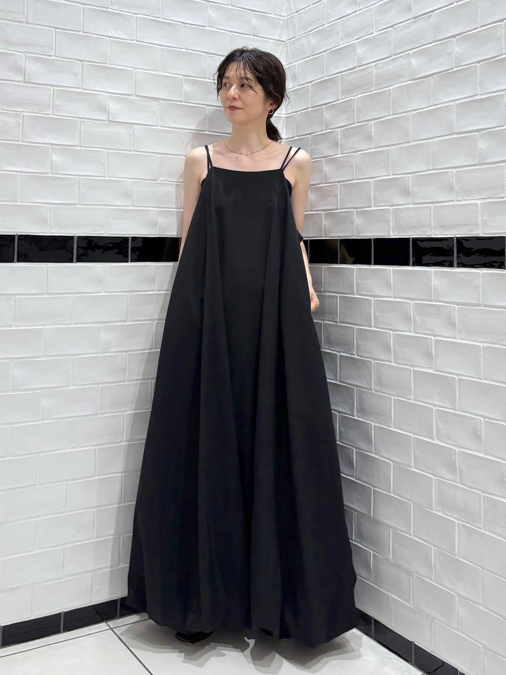 「apart by lowrys、SNAP_apart by lowrys、キャミワンピース、ワンピース、旅行、休日コーデ、休日スタイル、低身長、低身長コーデ、夏コーデ、ゆったり、ラフ、体型カバー、軽量、シワ軽減」｜「A part byのバルーンキャミワンピース（ワンピース、ブラック系）」を使った、nakaさん（レディース・155cm）の夏コーディネートの1枚目の写真